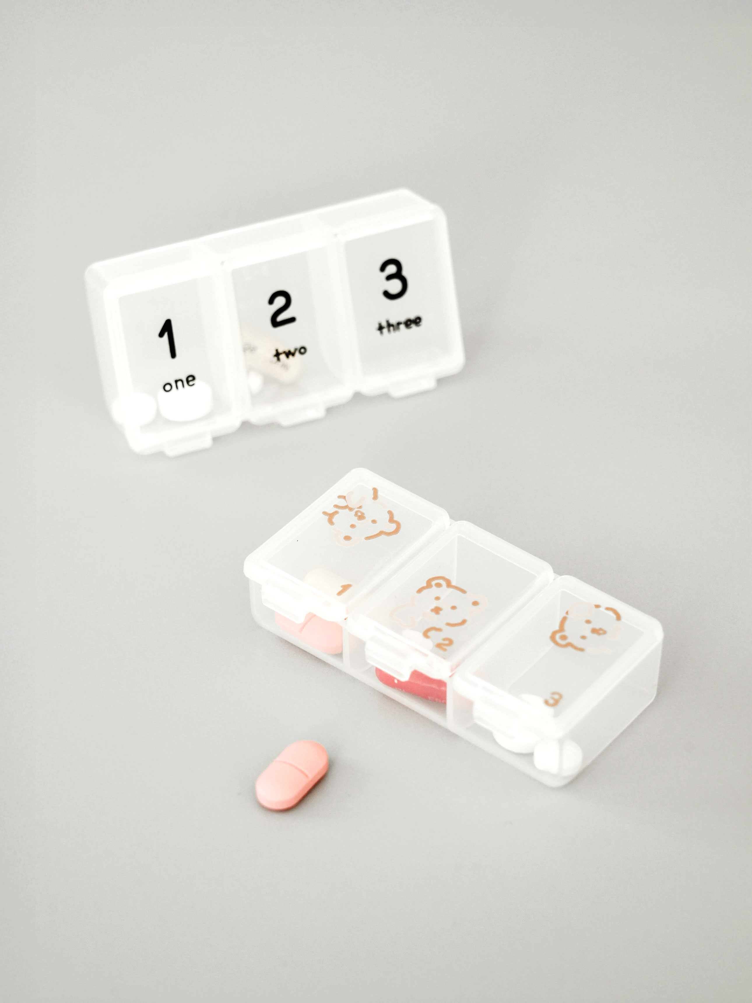 2 transparent 3-compartment medicine containers