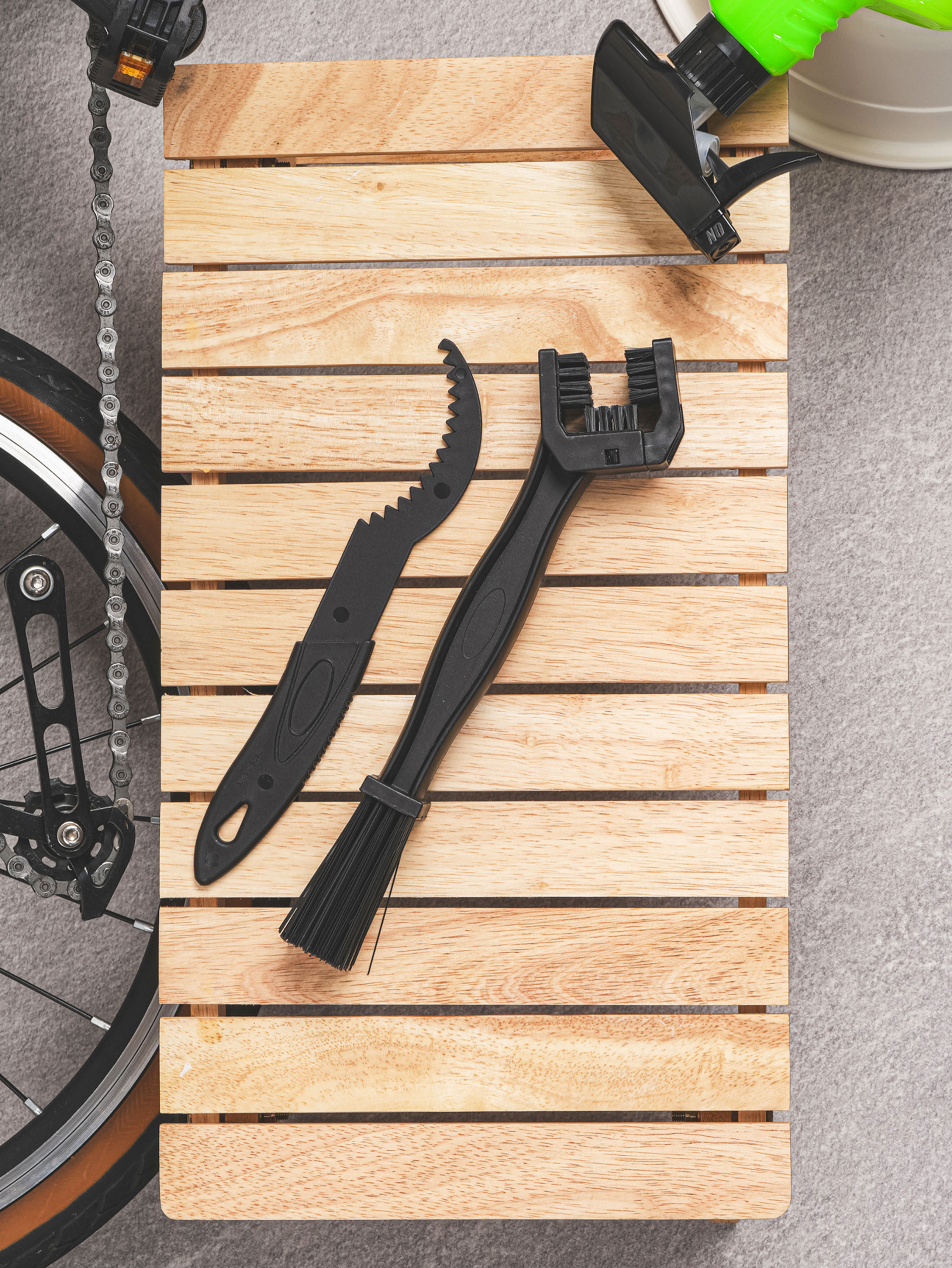 Set of 2 bicycle chain cleaning tools