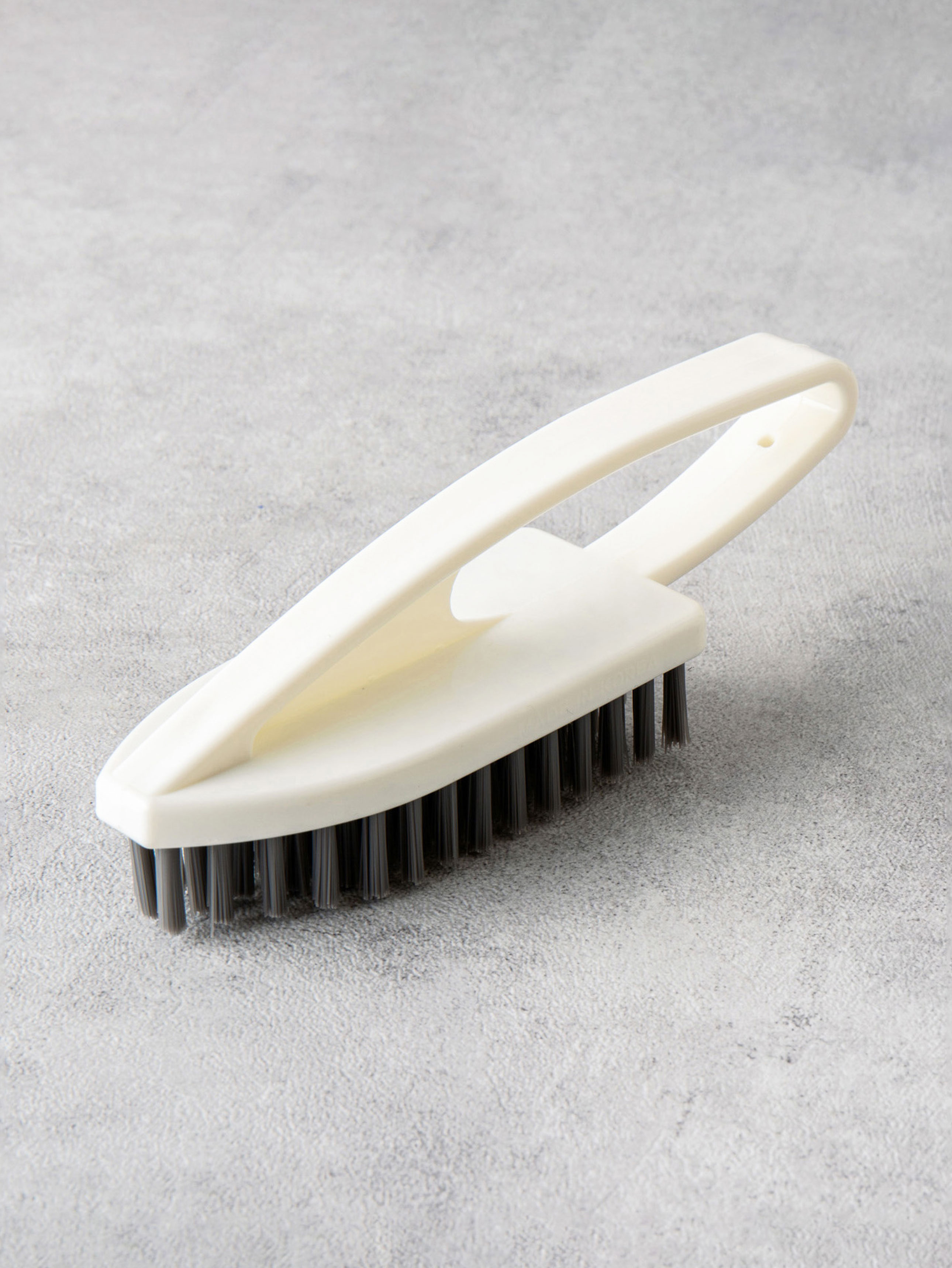 triangular handle brush