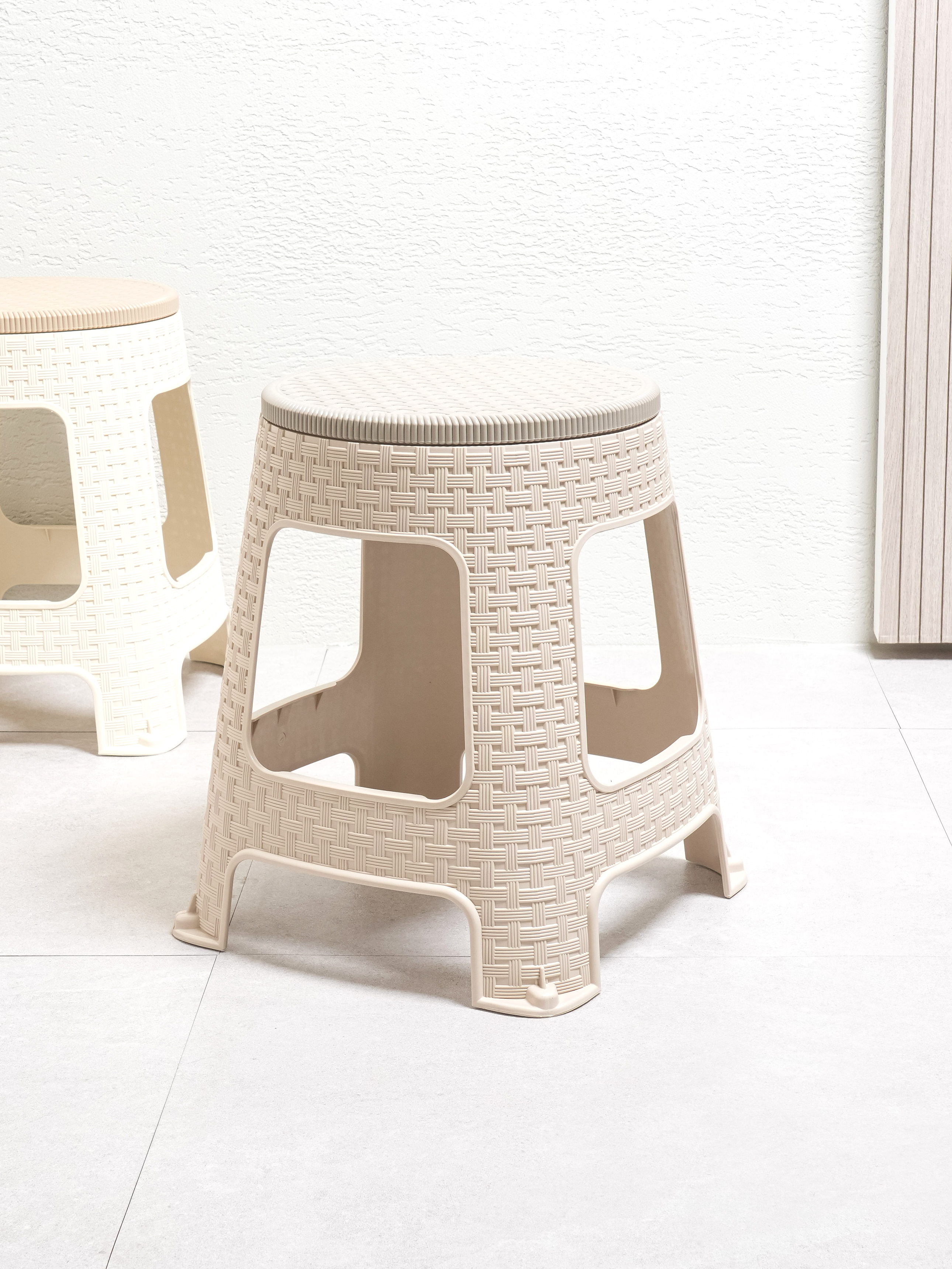 Rattan pattern circular swivel chair