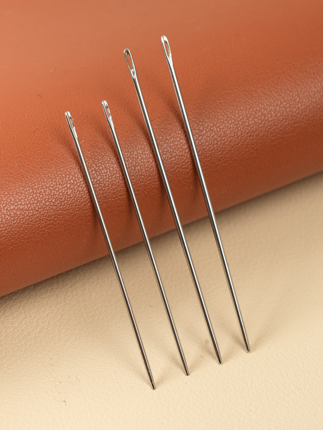 Handicraft needle for leather (4 pieces)