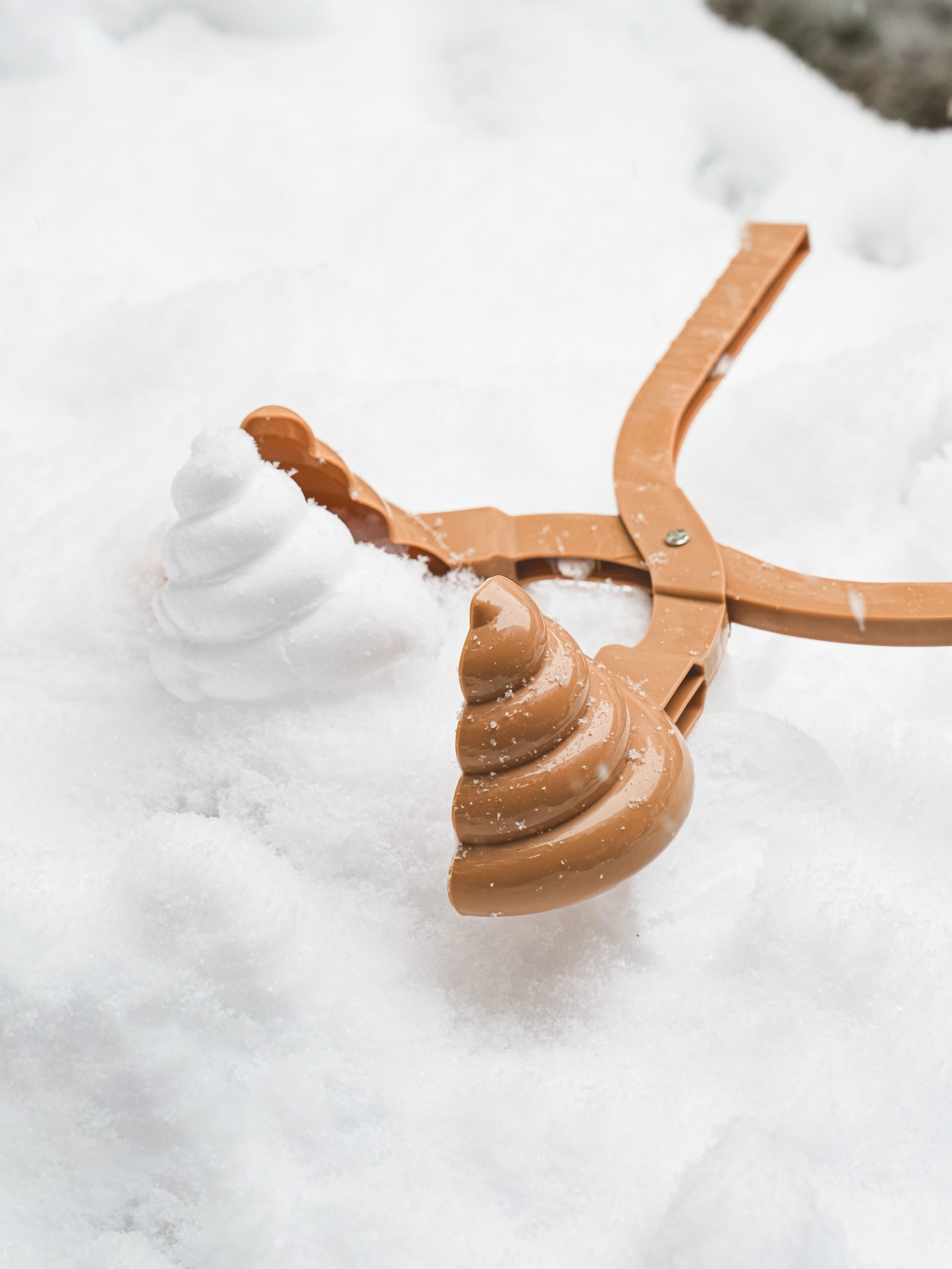snow maker tongs poop shape
