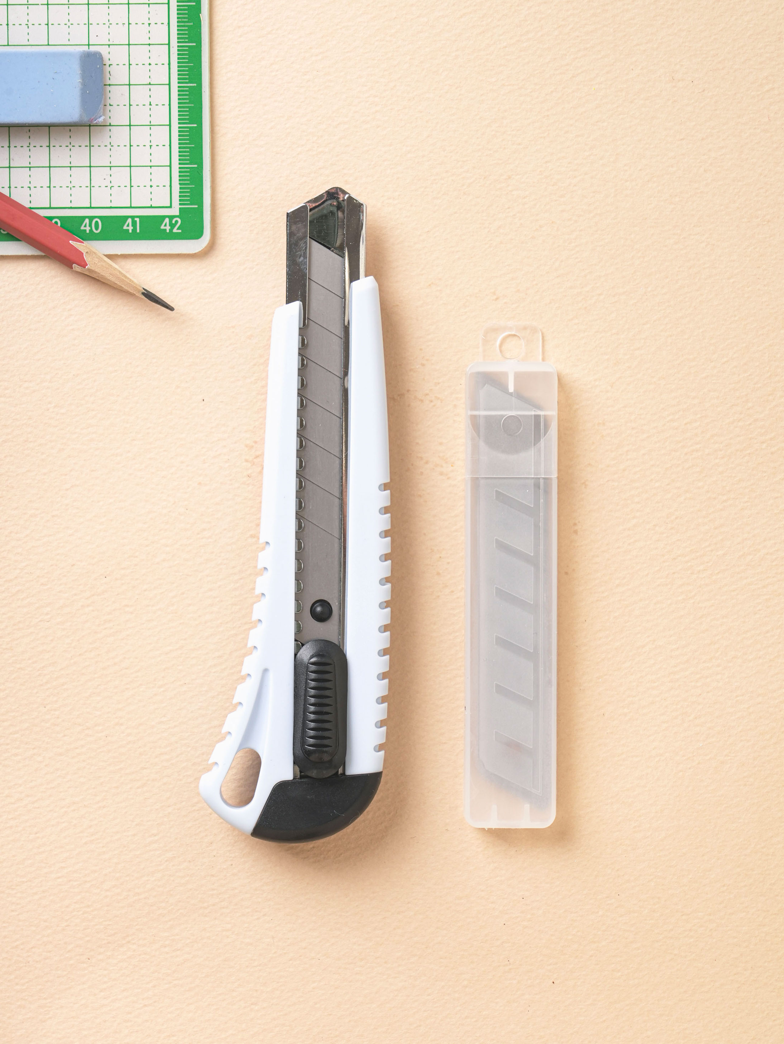 Includes 3 snap-type cutter knife 18 mm refills