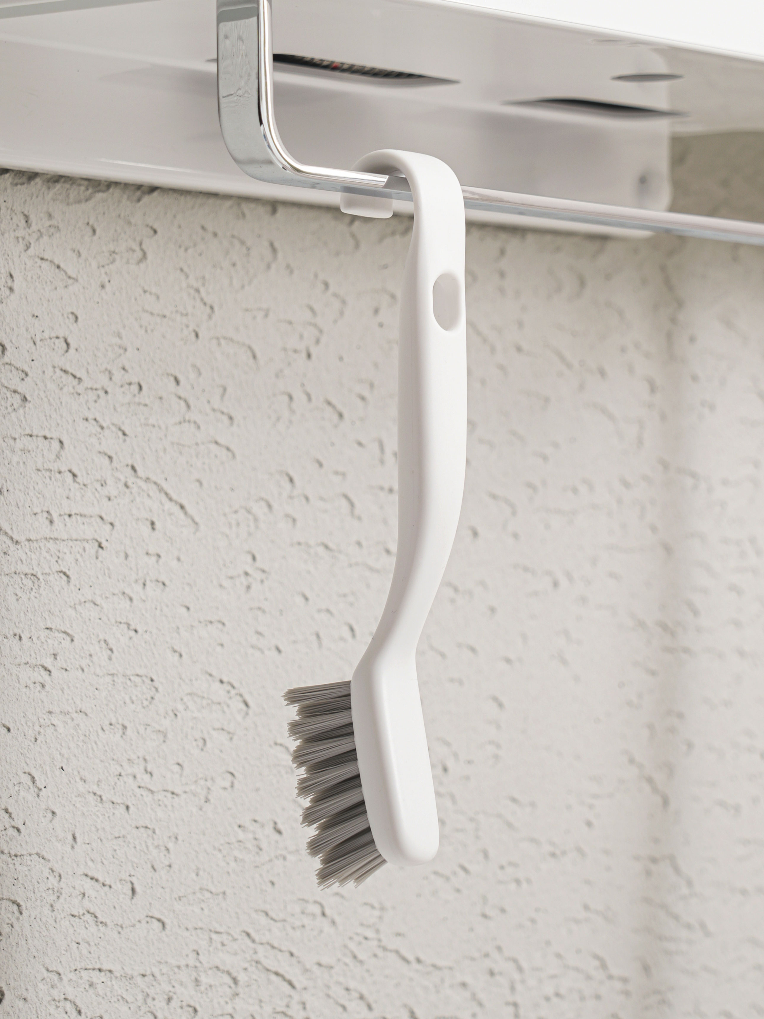 Hanging cleaning brush for bathtub drain screen