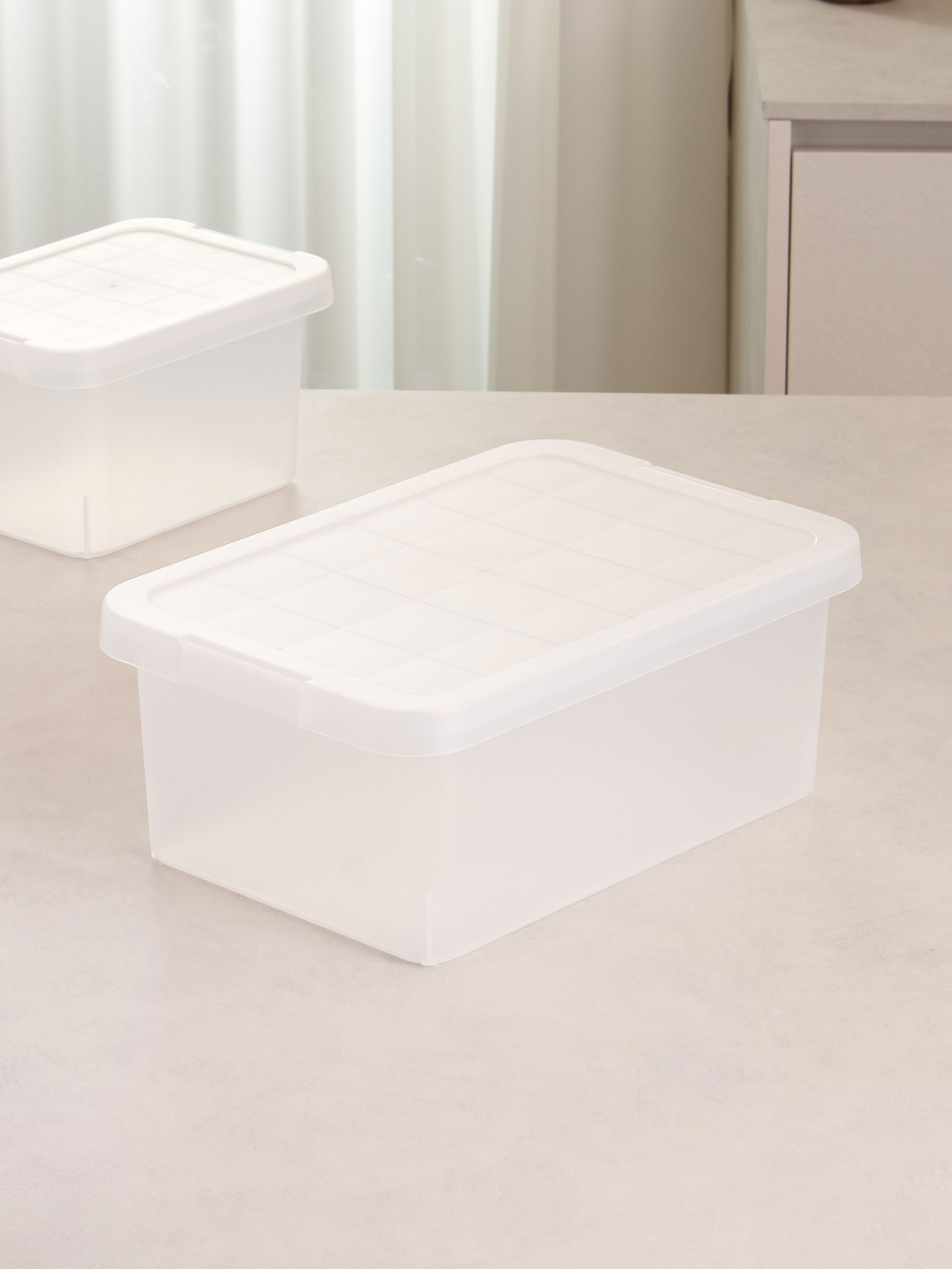 Simple lid storage box 37
