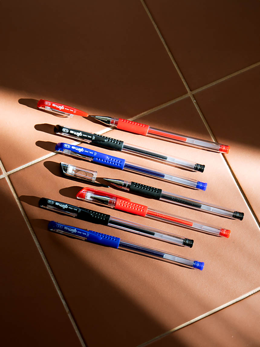 4 mixed cap gel pens