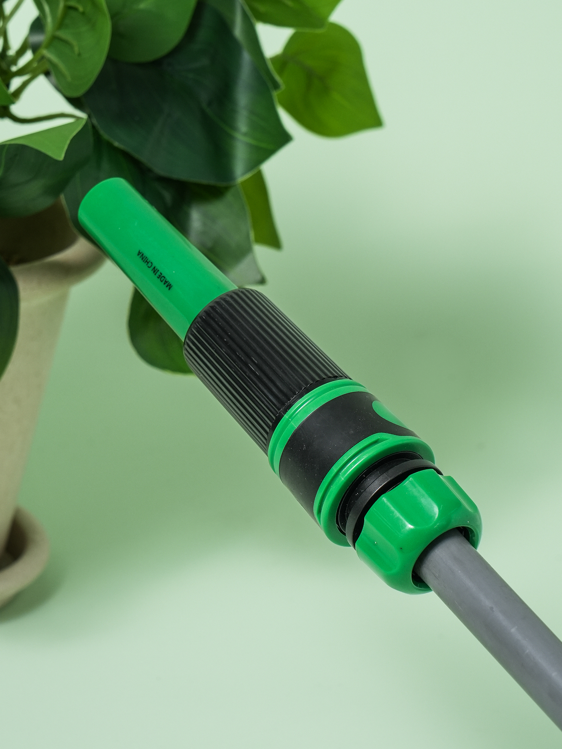 Integral hose connection sprayer green