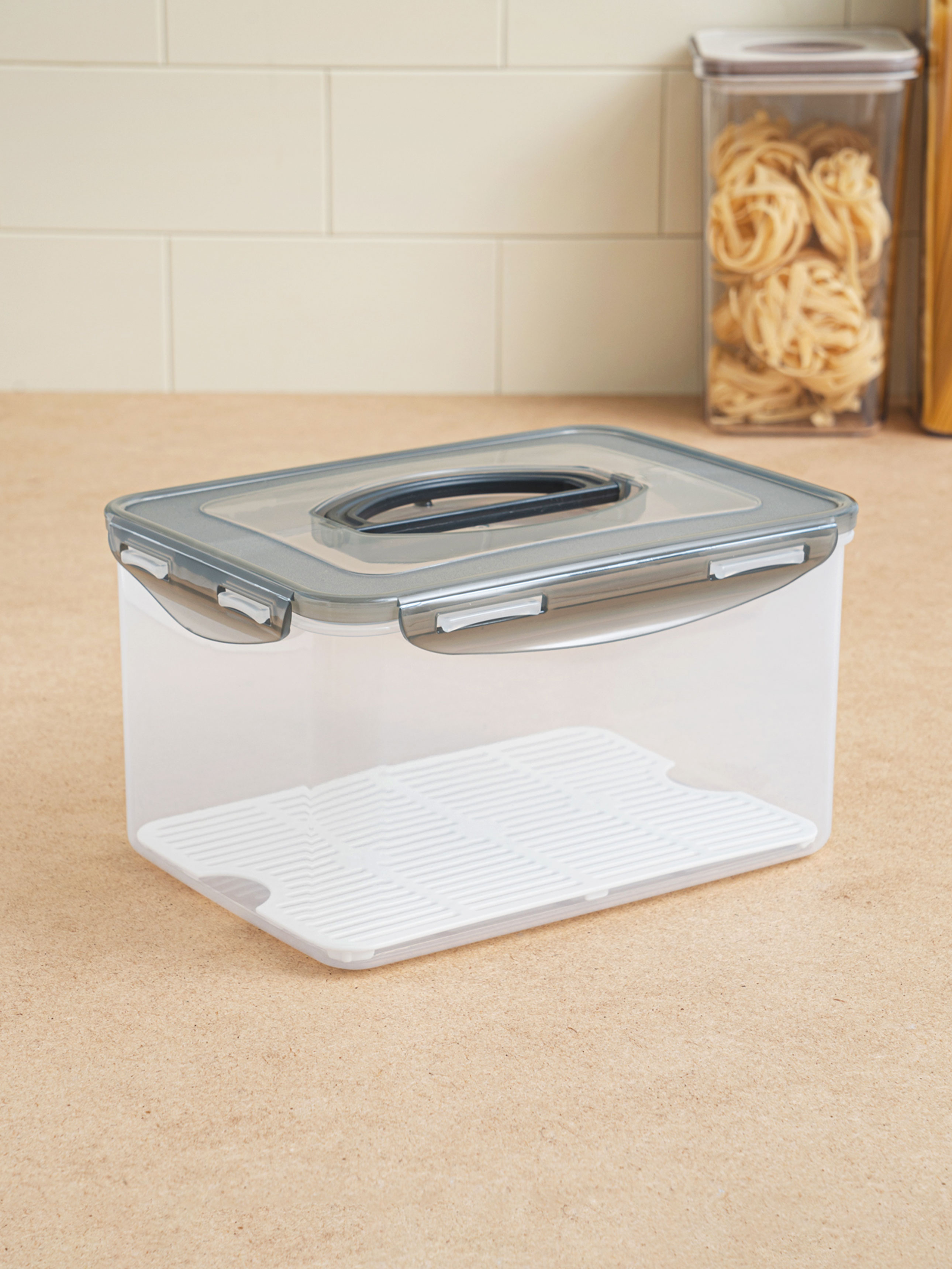 Rectangular storage container with fresh strainer 4.4 L