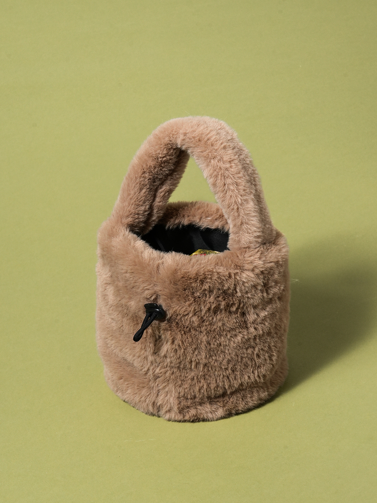 Fastening fur tote bag brown