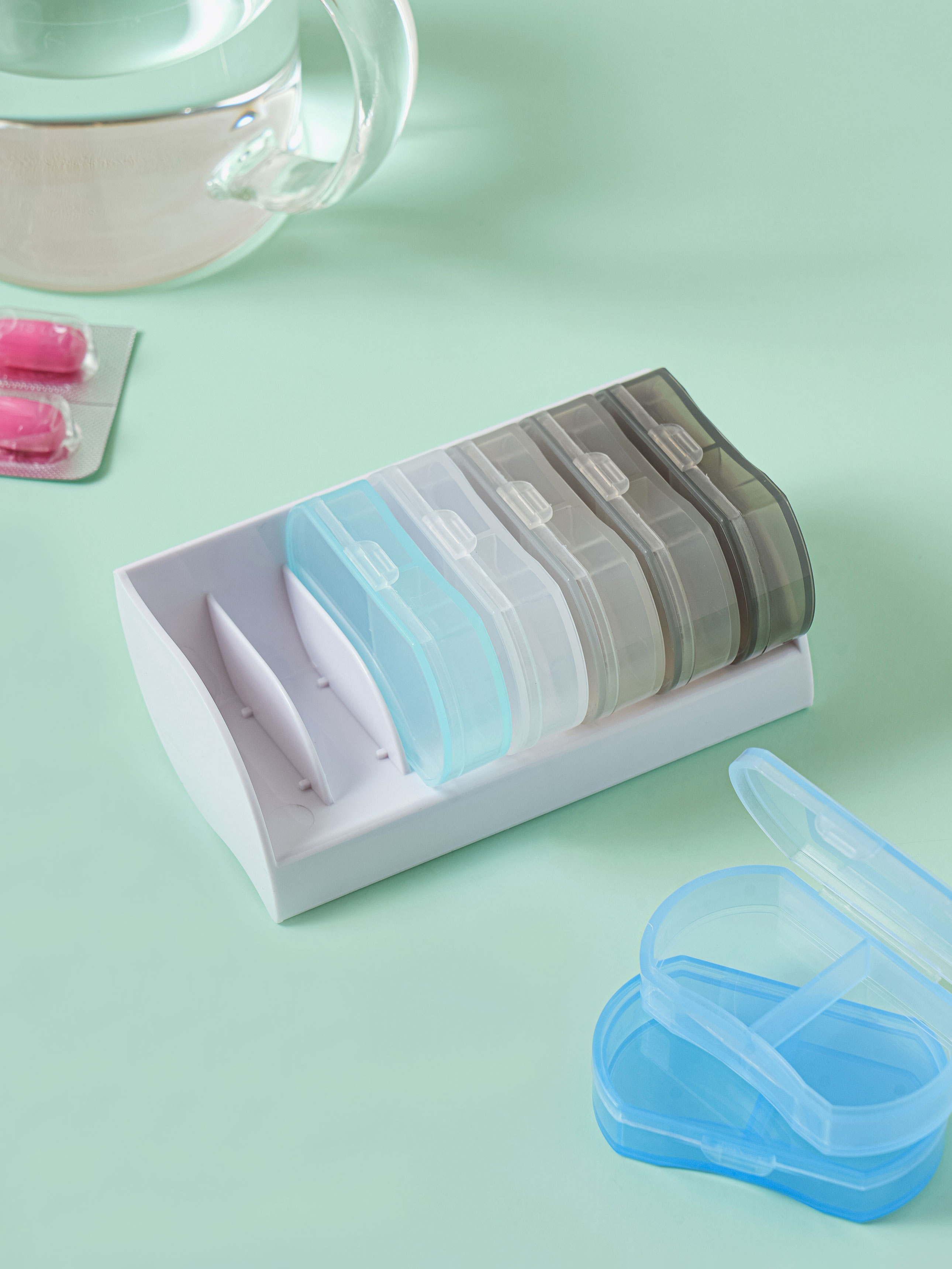 2 compartment case, 7 medicine bottles
