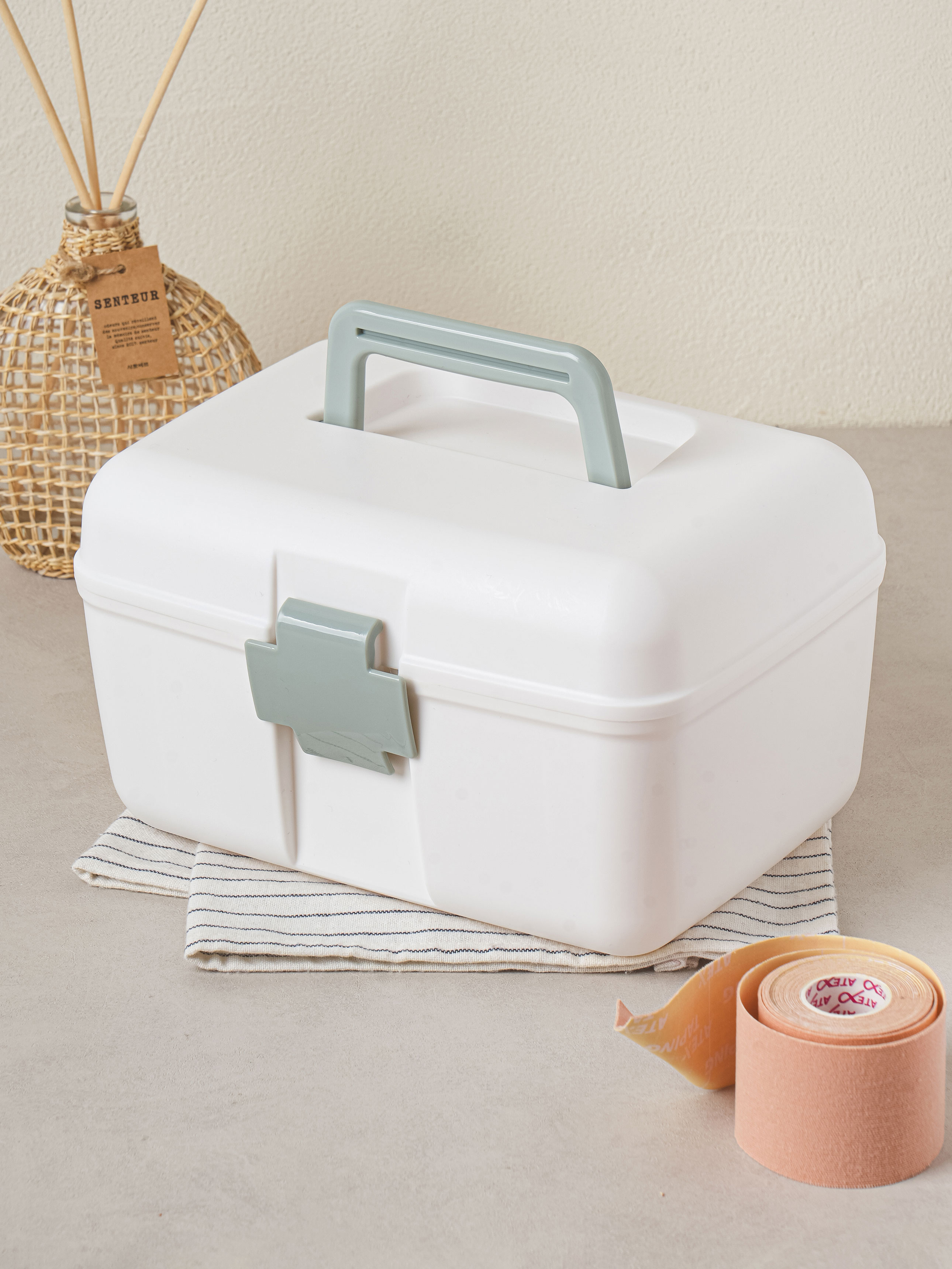 First aid kit with two-stage detachable handle