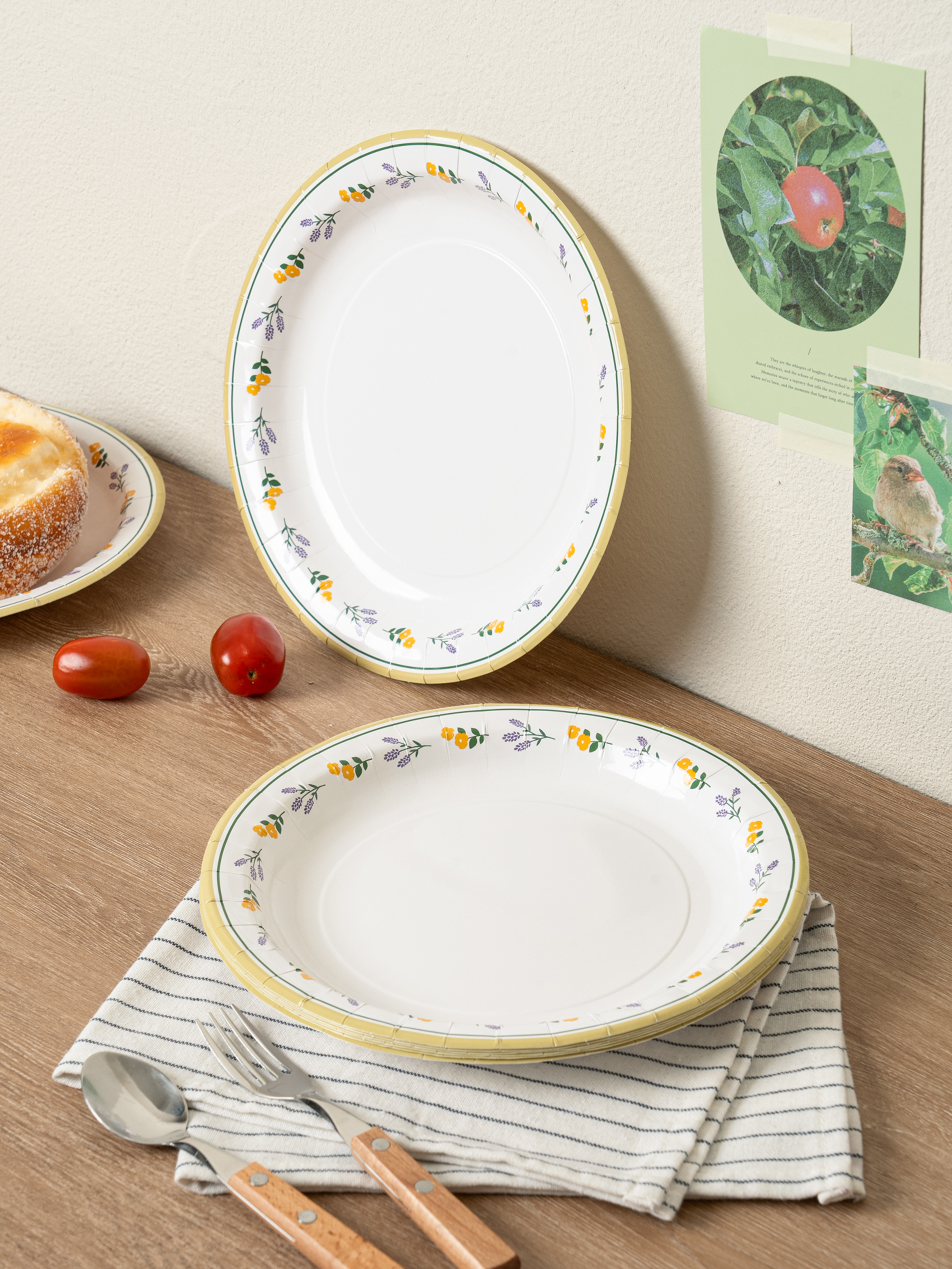 8 design paper plates (approx. 22.5 cm)