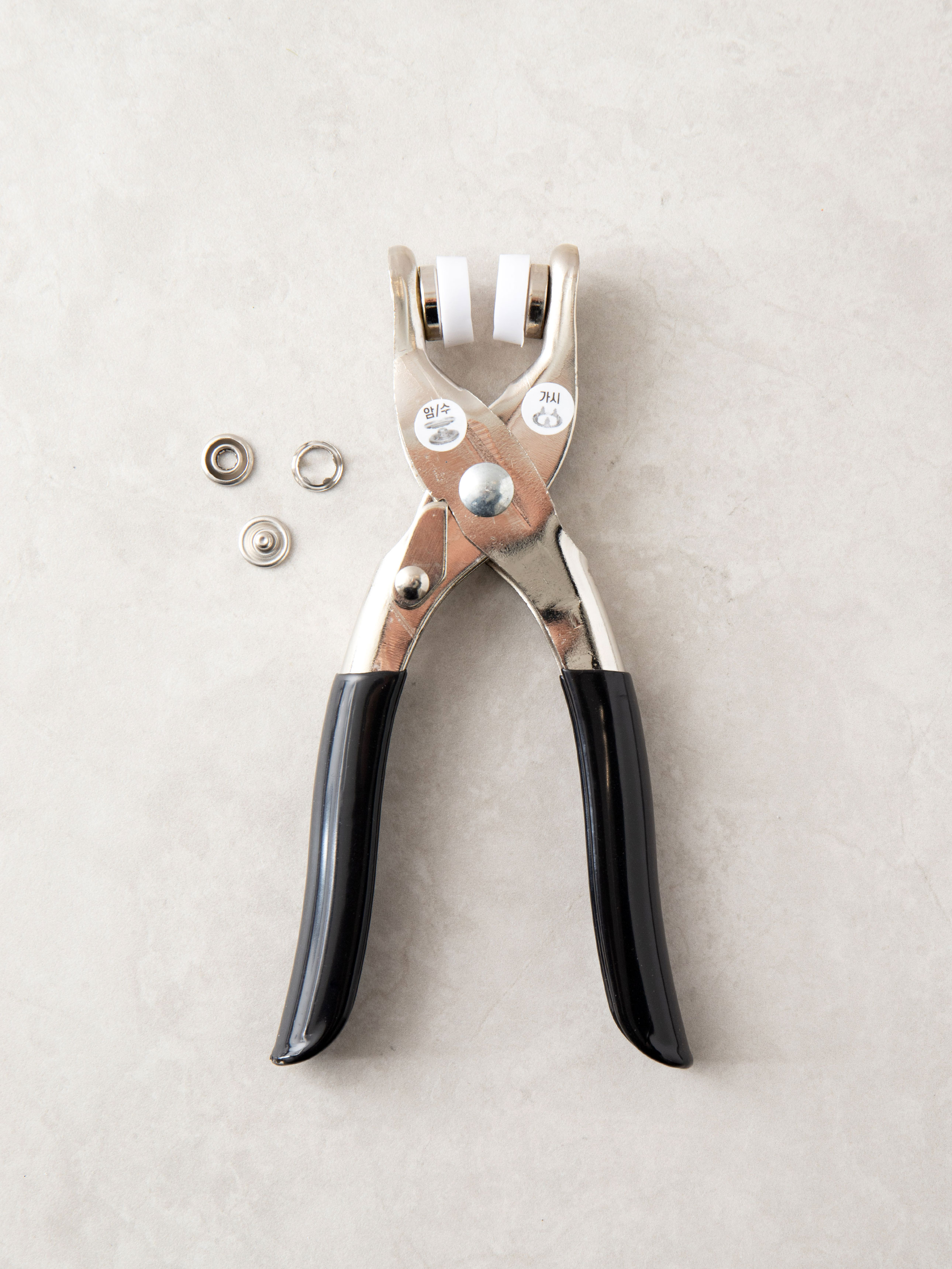 10 sets of button punching machines that can be used without sewing