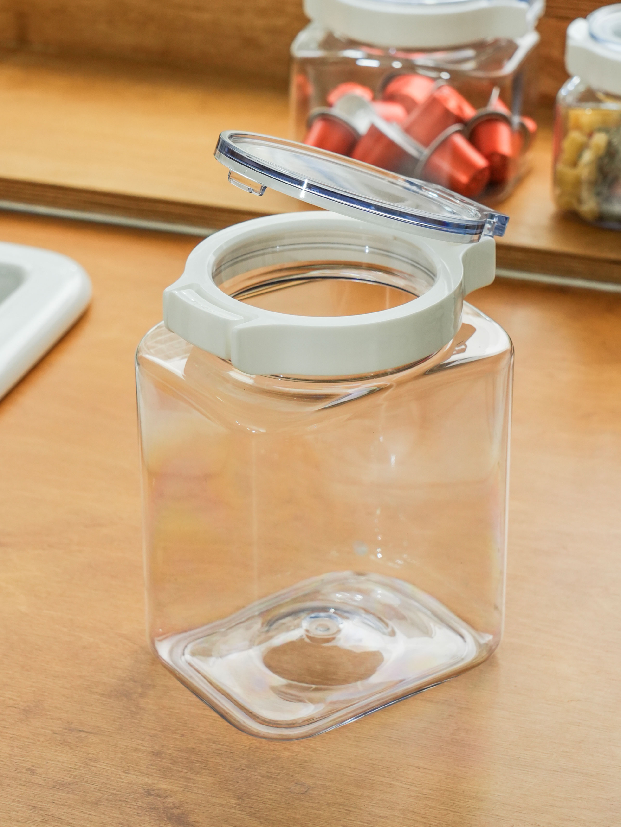 Made in Japan one-touch lid container 1.4 L