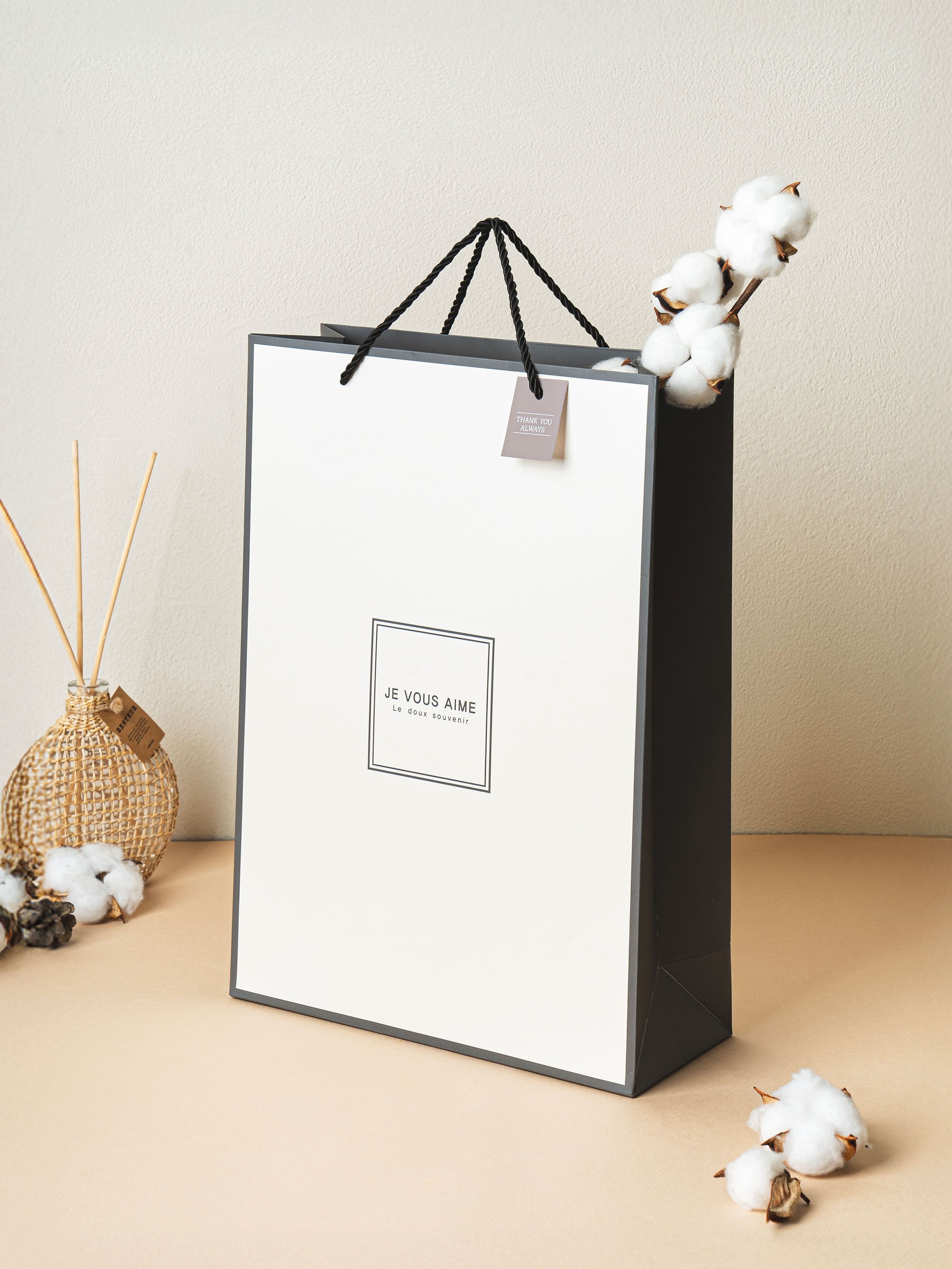 Square lettering vertical shopping bag ivory