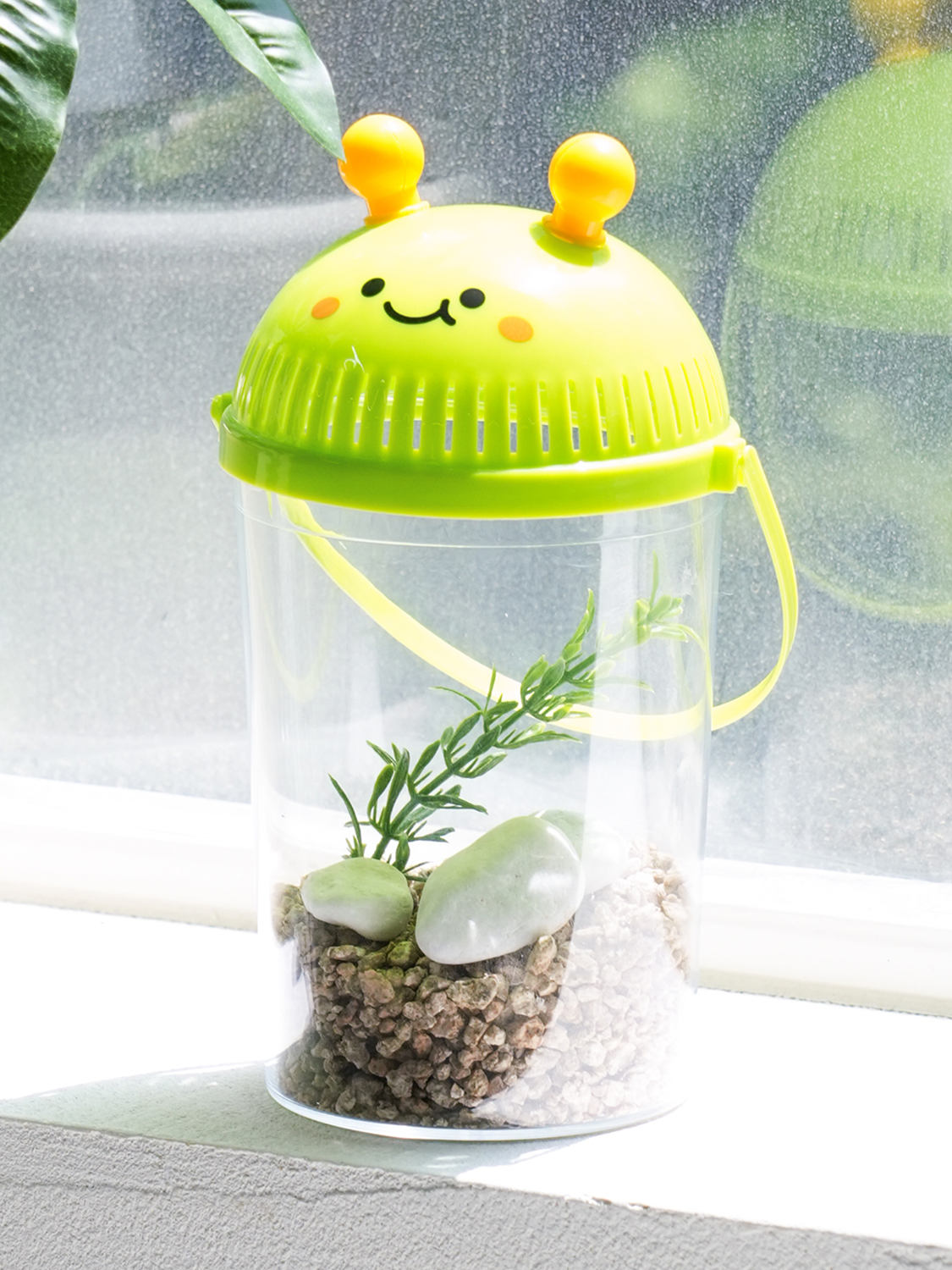 Cylindrical caterpillar-shaped collection box