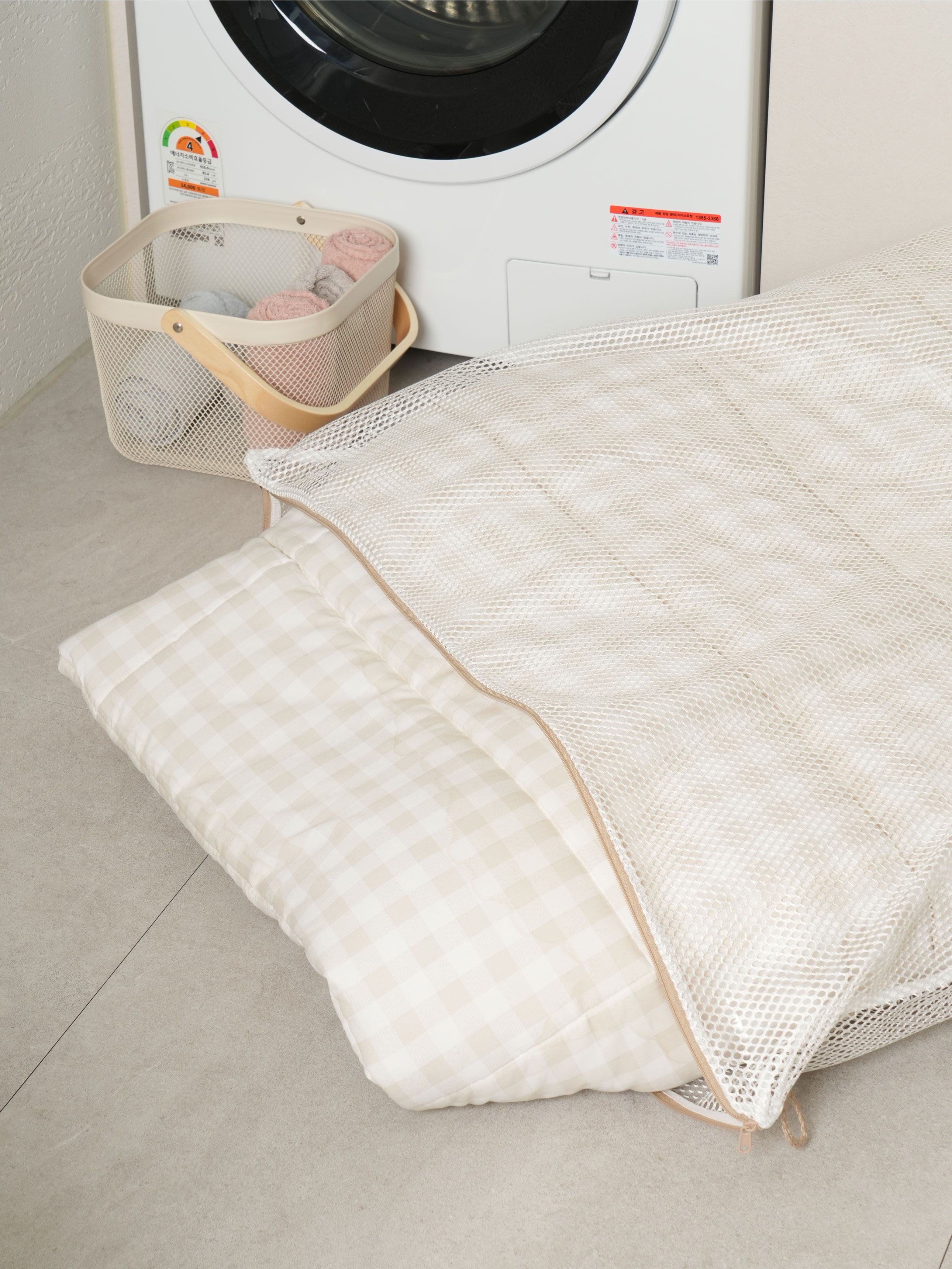 Non-fluorescent ring type blanket laundry net 90