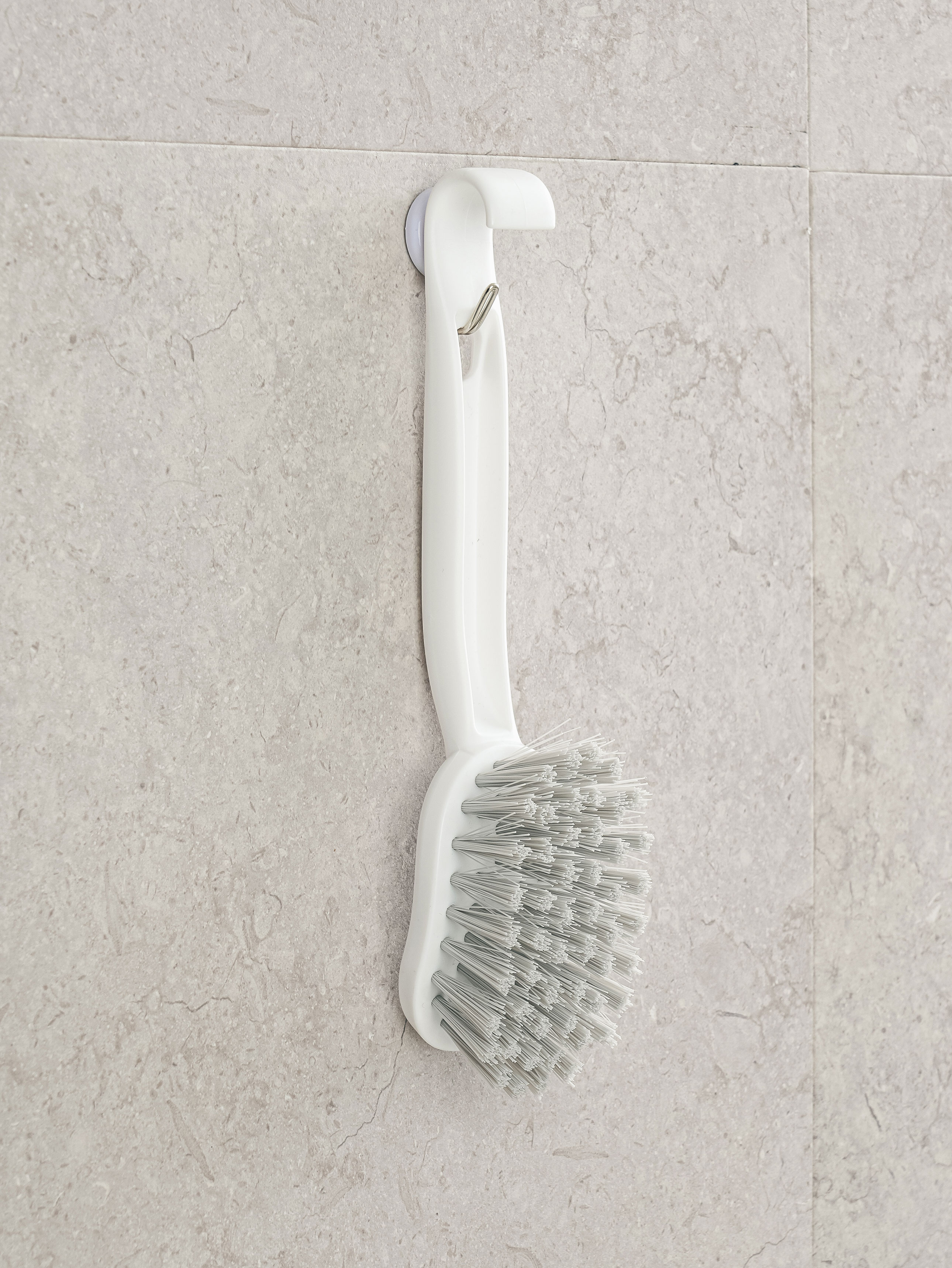 Hanging cleaning brush for bathtub