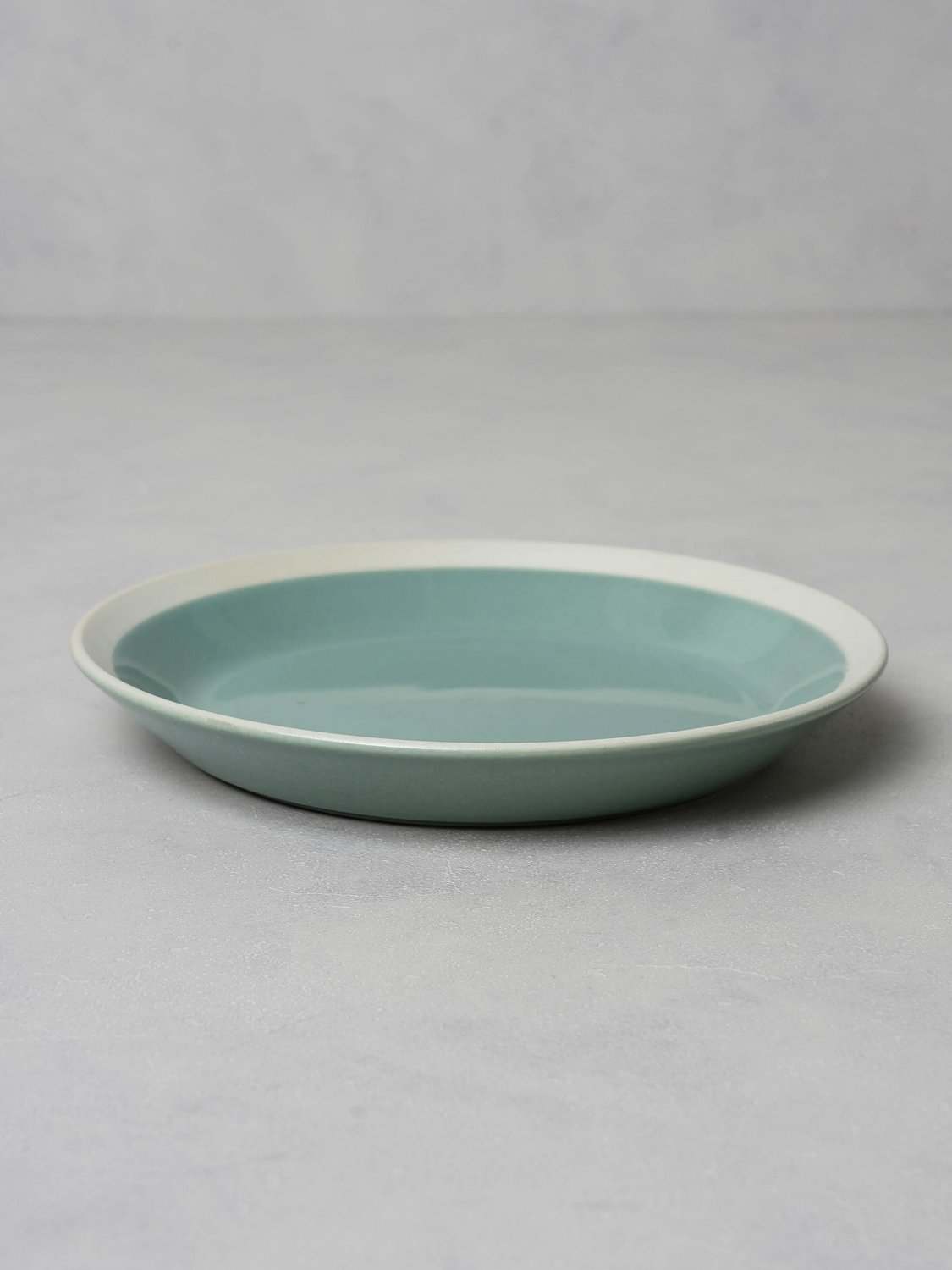 Color two-tone plate 17.5 cm mint