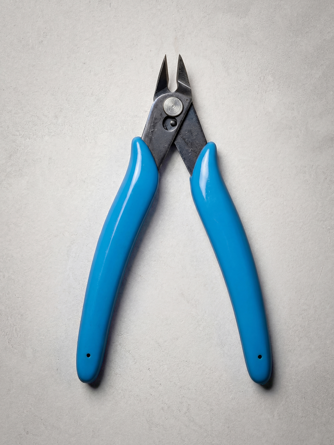 Precision cutting nippers for assembly