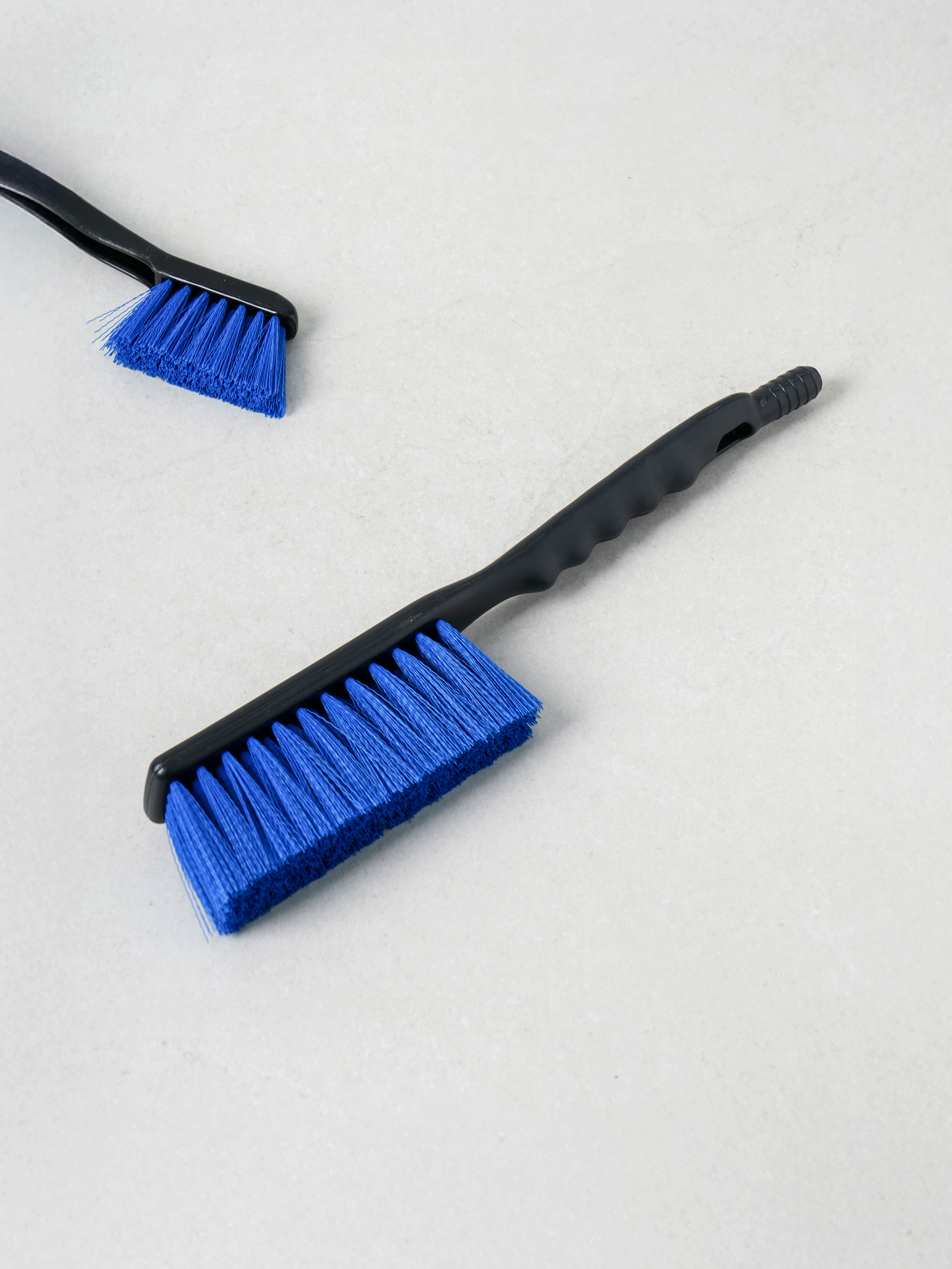 Tire cleaning brush with hose connection for vehicle