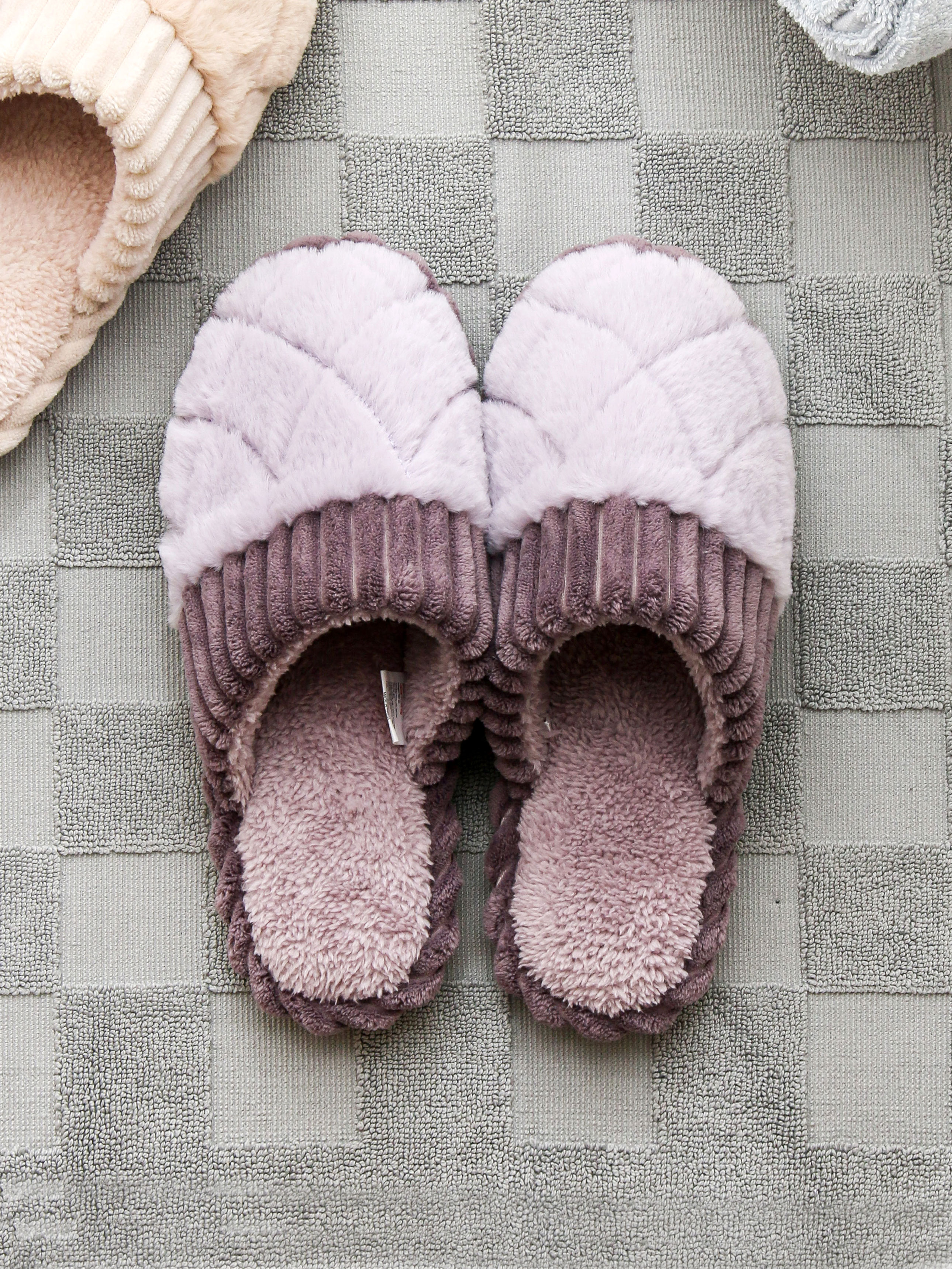 Winter living room shoes with twisted string points
