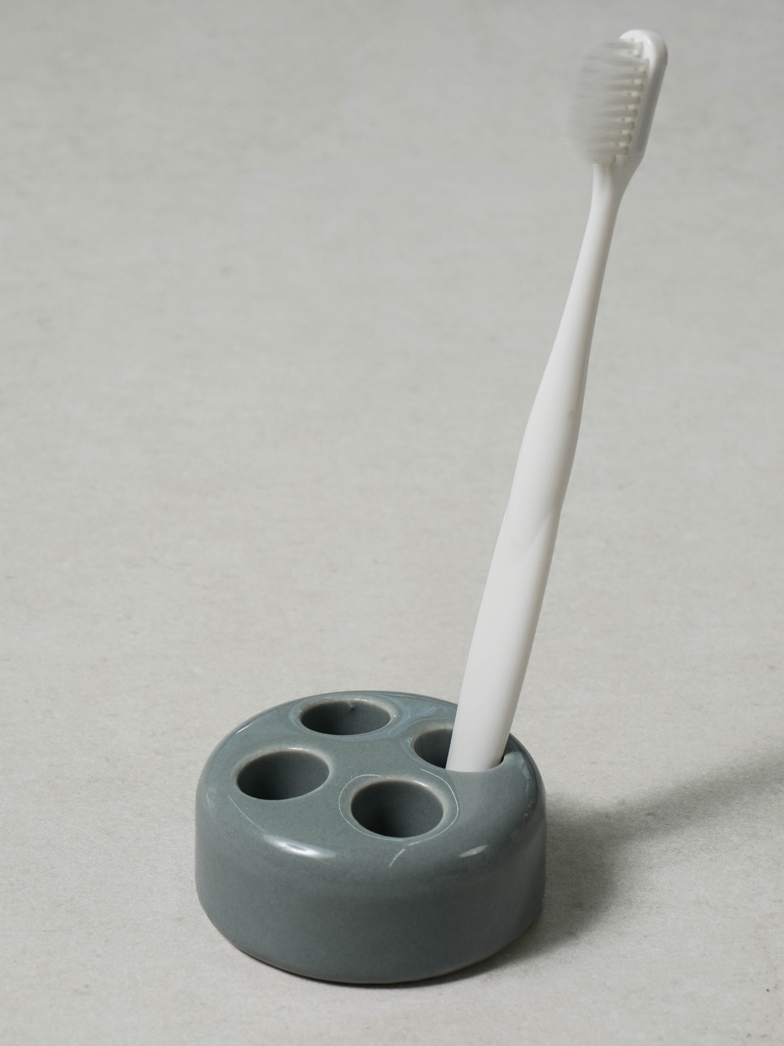 Daily 4-prong round toothbrush holder gray