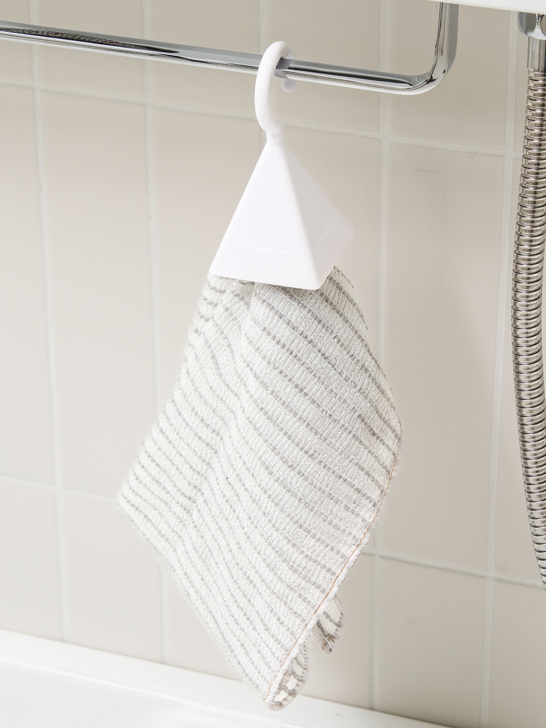 Ring-type simple towel hanger