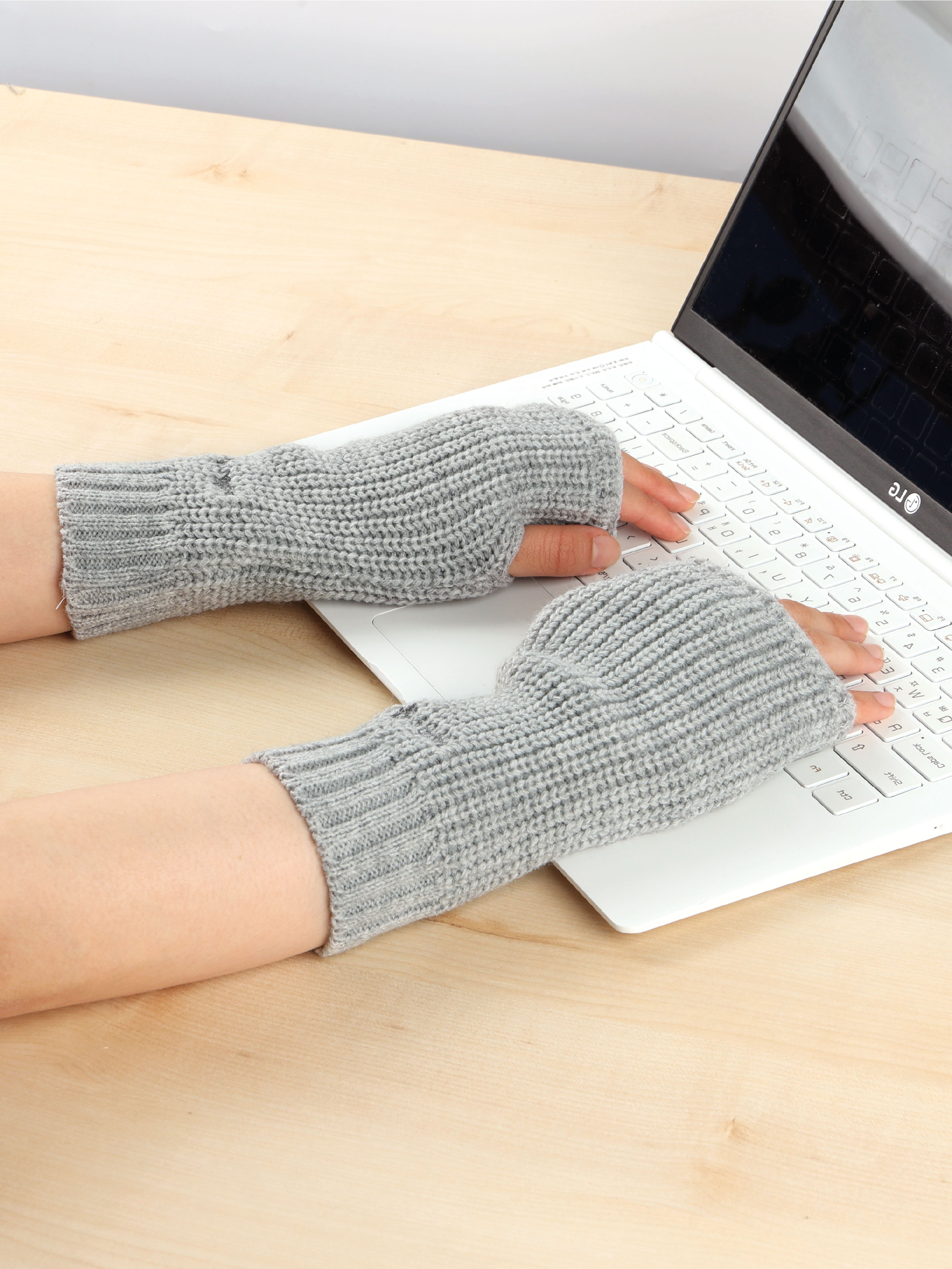 Embroidered point short hand warmer gray