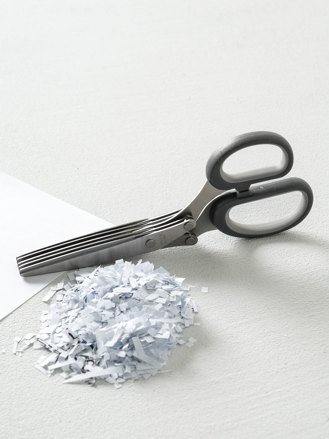 5-blade shredding scissors with protective cap included