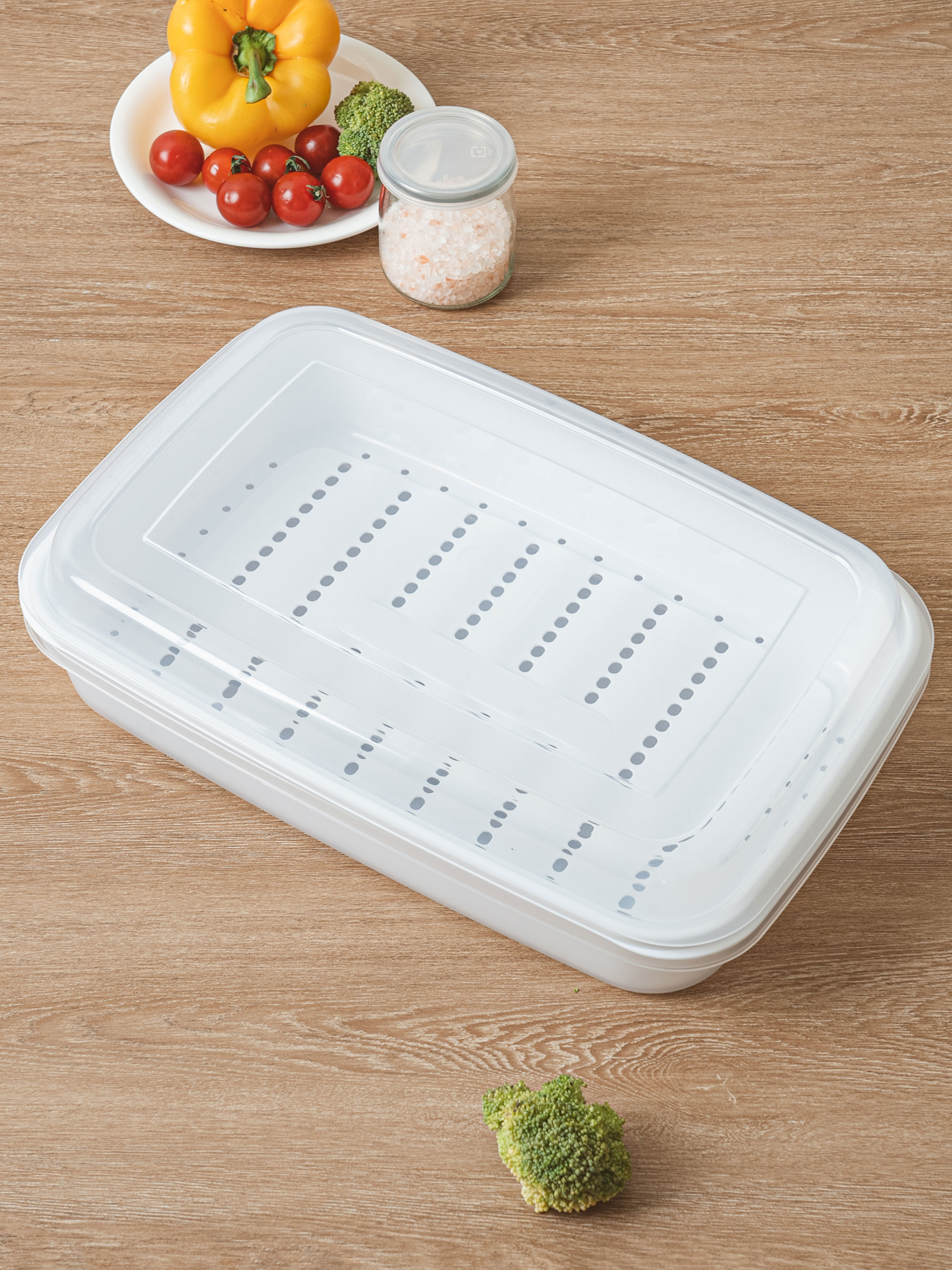 Storage container with tray 2.7 L
