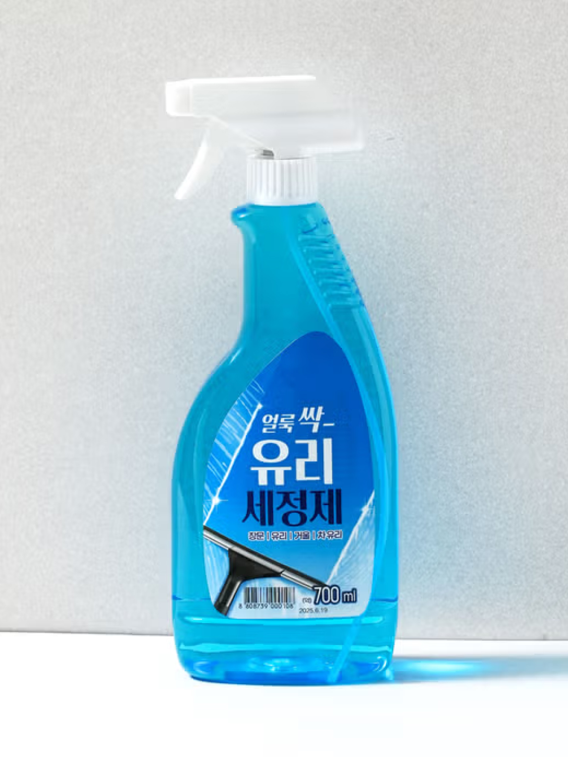 700 ml of strong glass cleaner