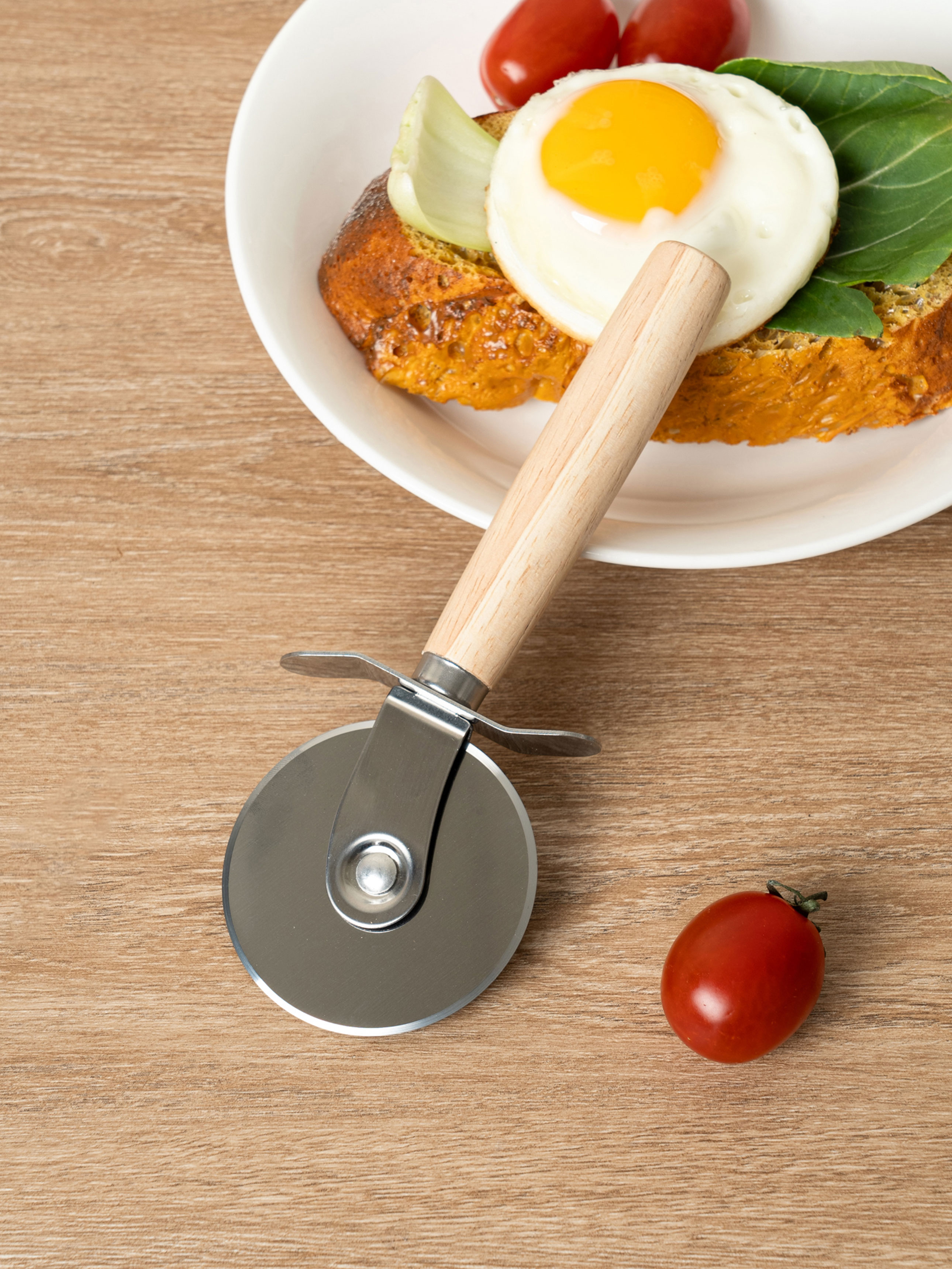 Wood handle pizza cutter (approx. 18 cm)
