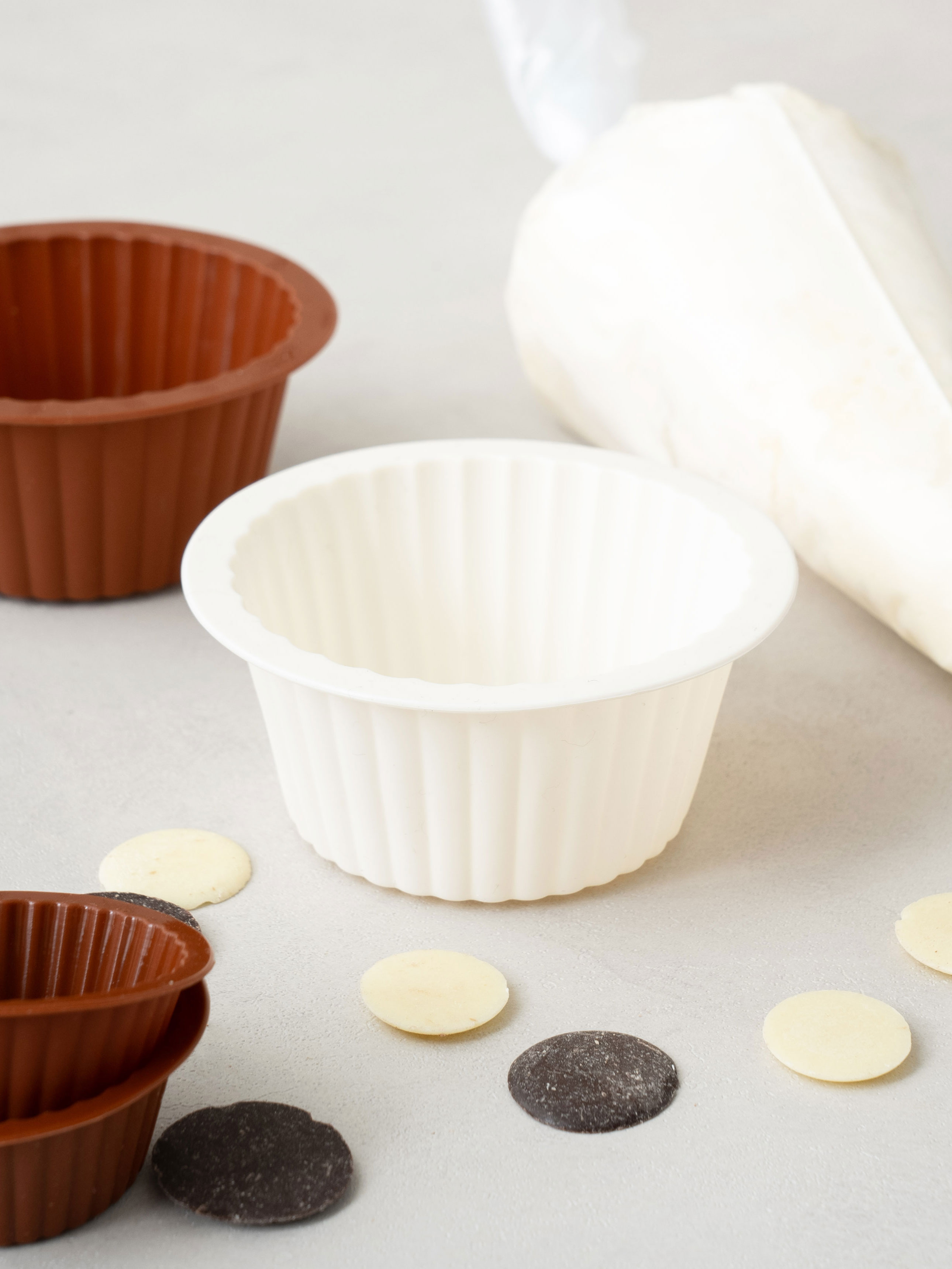 2 large silicone multipurpose muffin cups