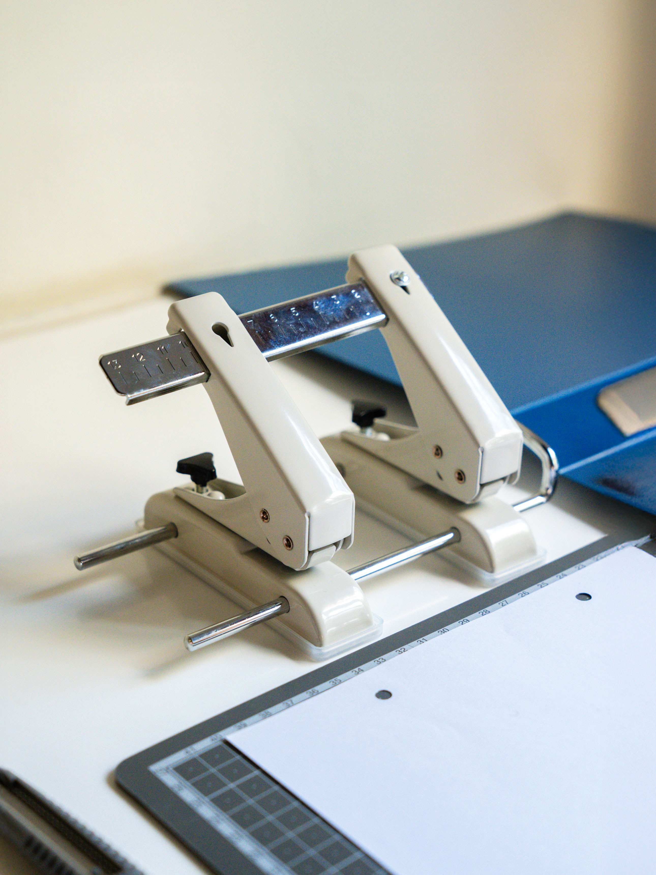 Office perforation portable 2-hole punch