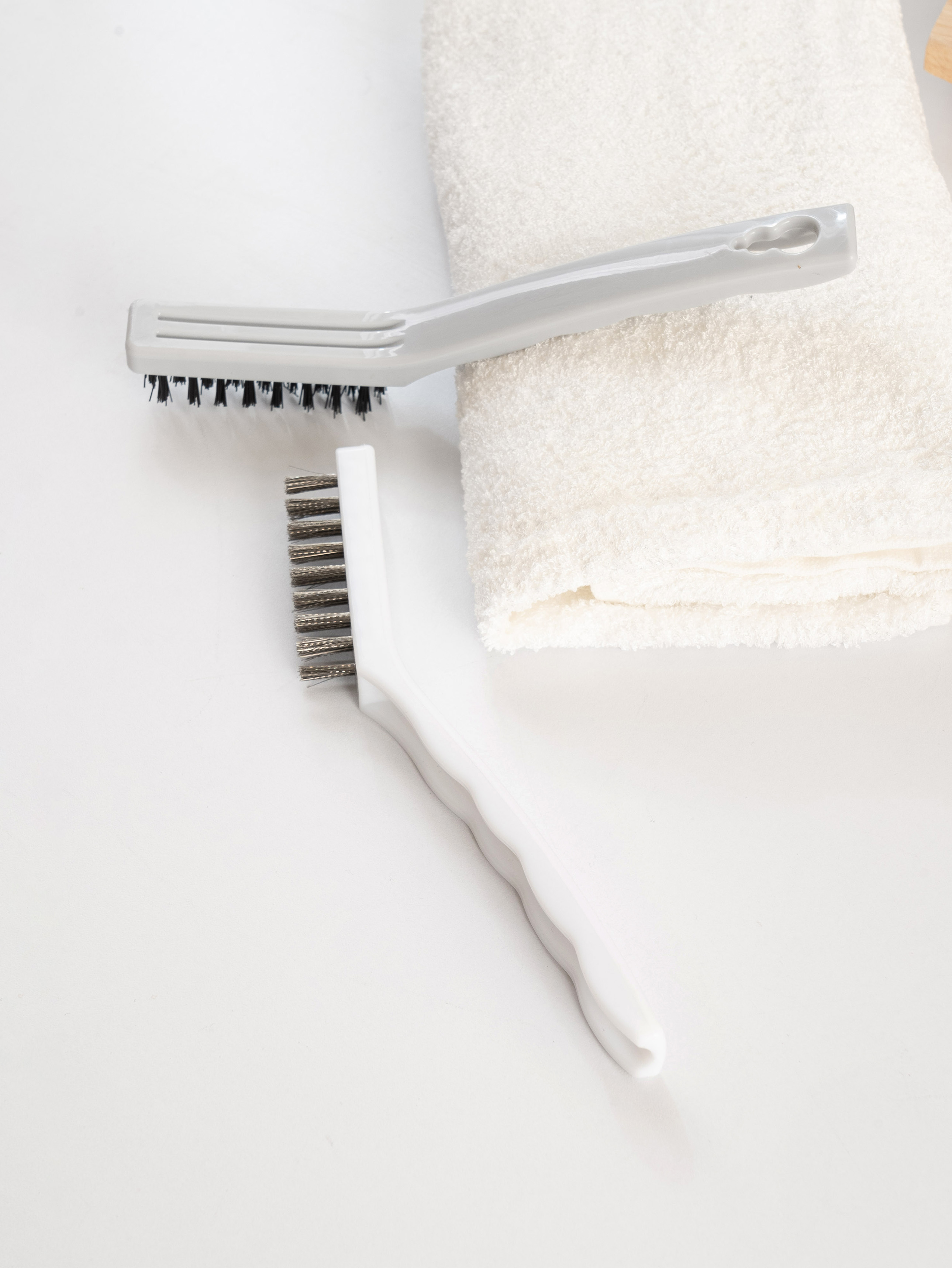 2 cleaning brushes for removing stubborn stains