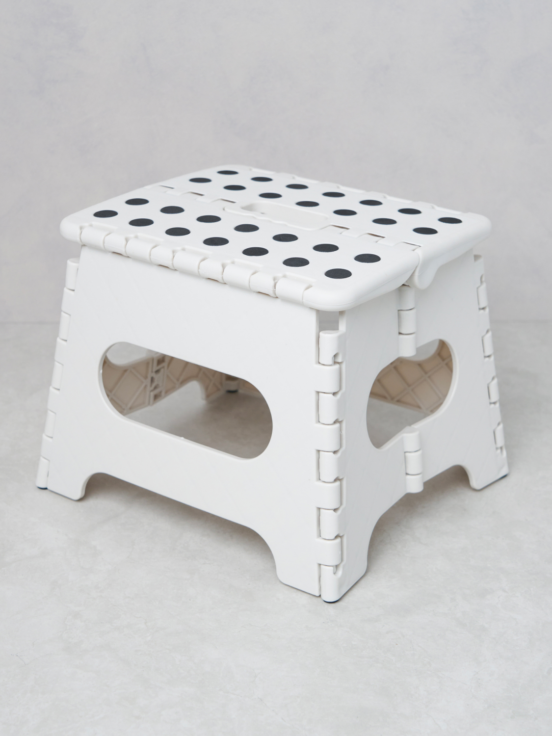 Dot pattern folding chair 25