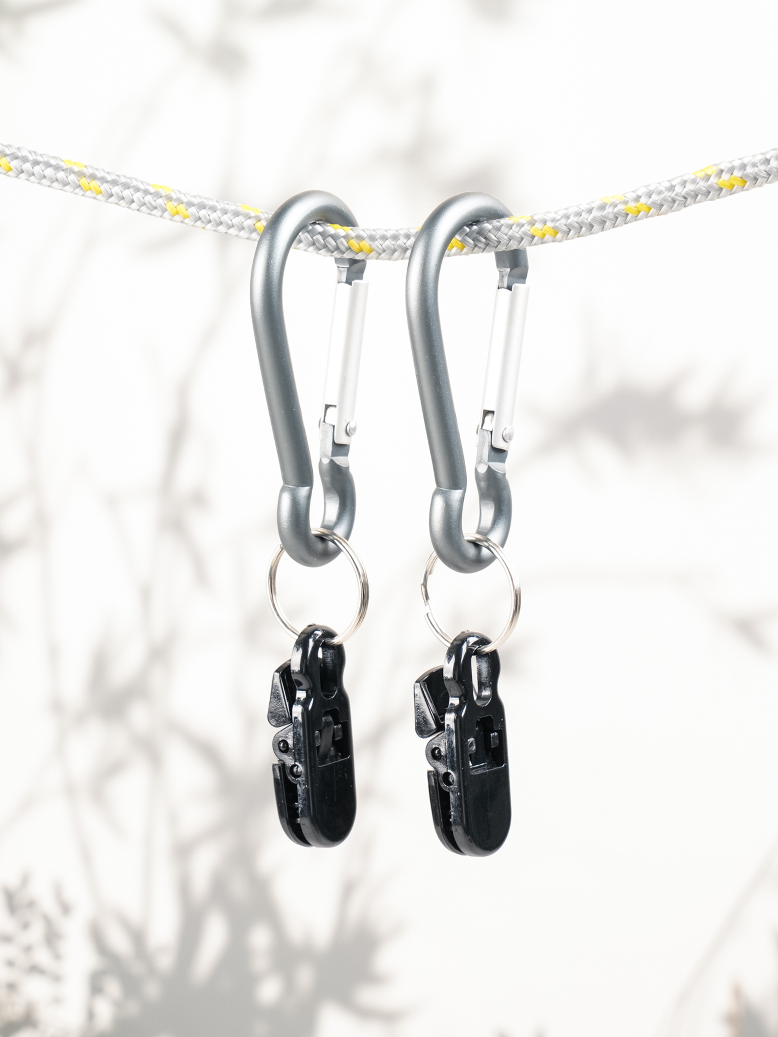 2 clip-type carabiners included