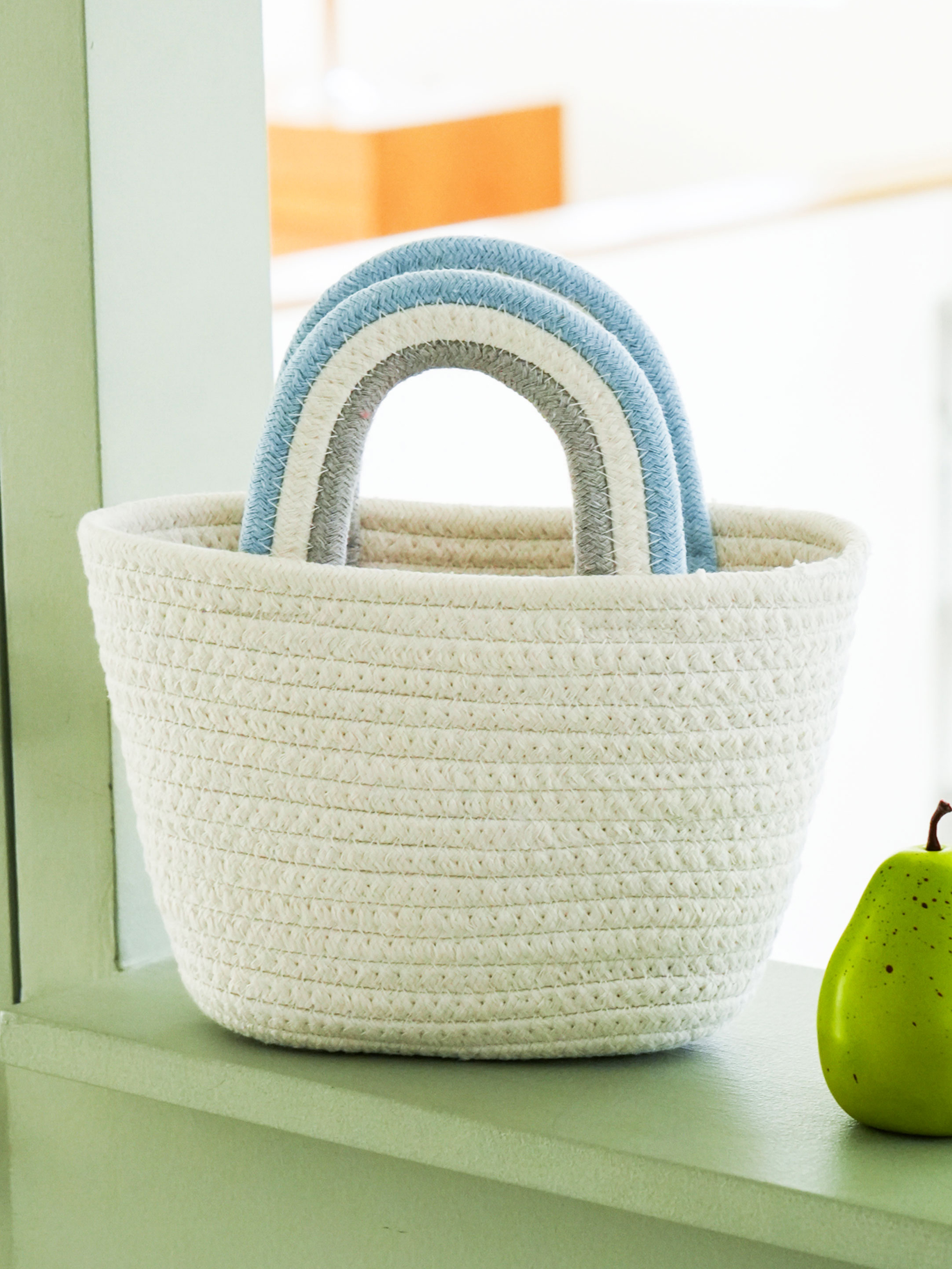 Woven handle bag blue & white
