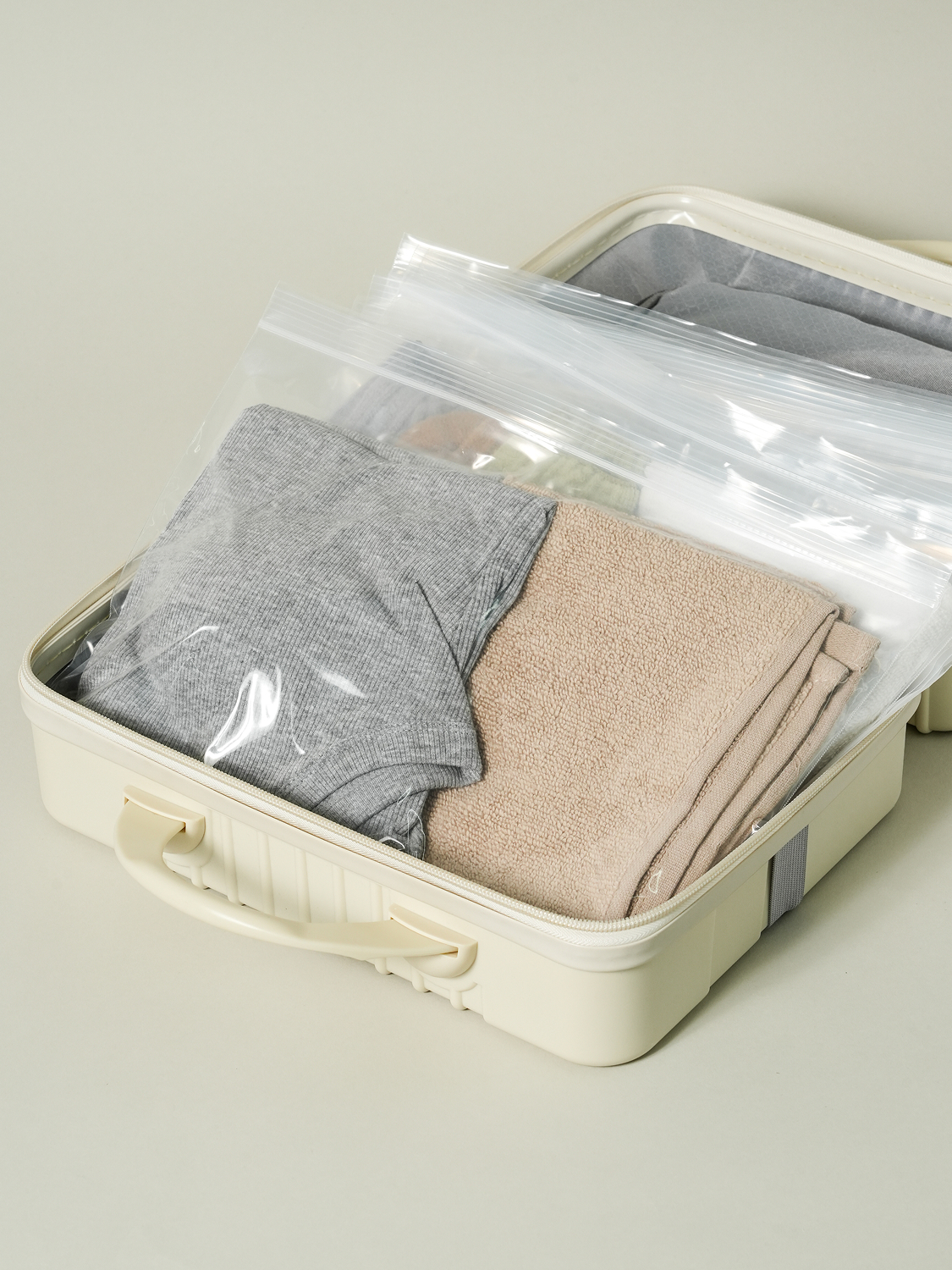 Multi-purpose travel zipper bag 34 x 23.5 cm, 6 sheets