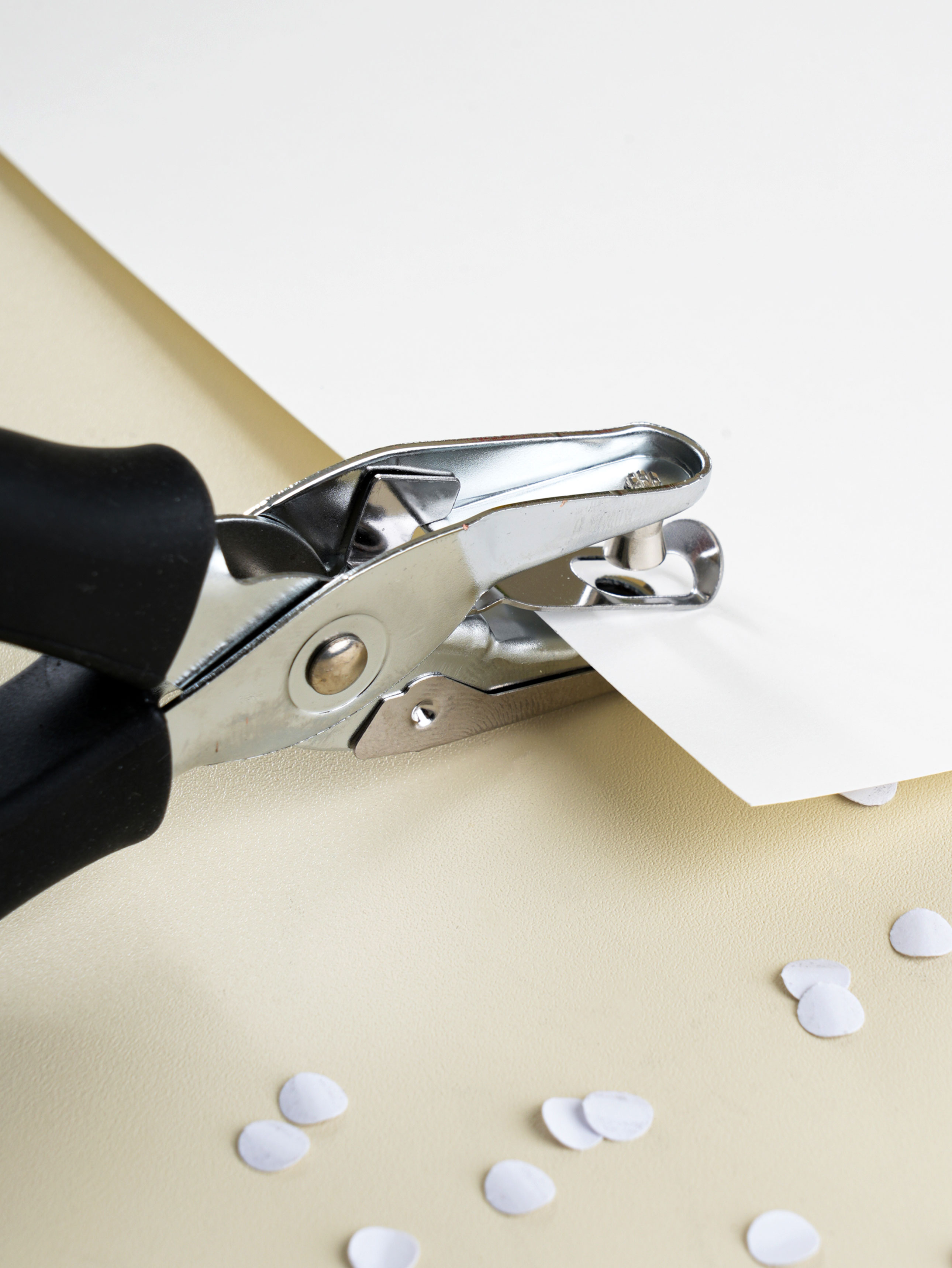 Office scissor grip 1 hole punch 6 mm