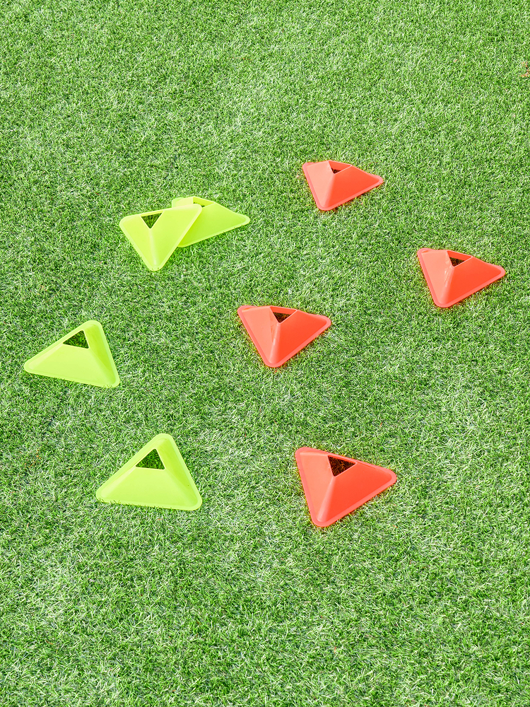 Soccer triangle cone low type 18