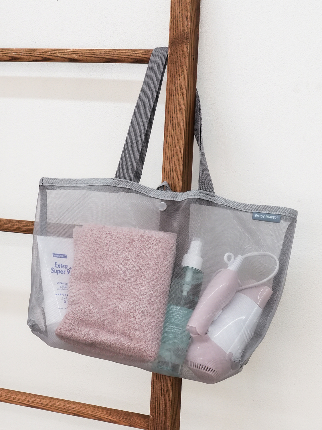 Medium travel mesh tote bag