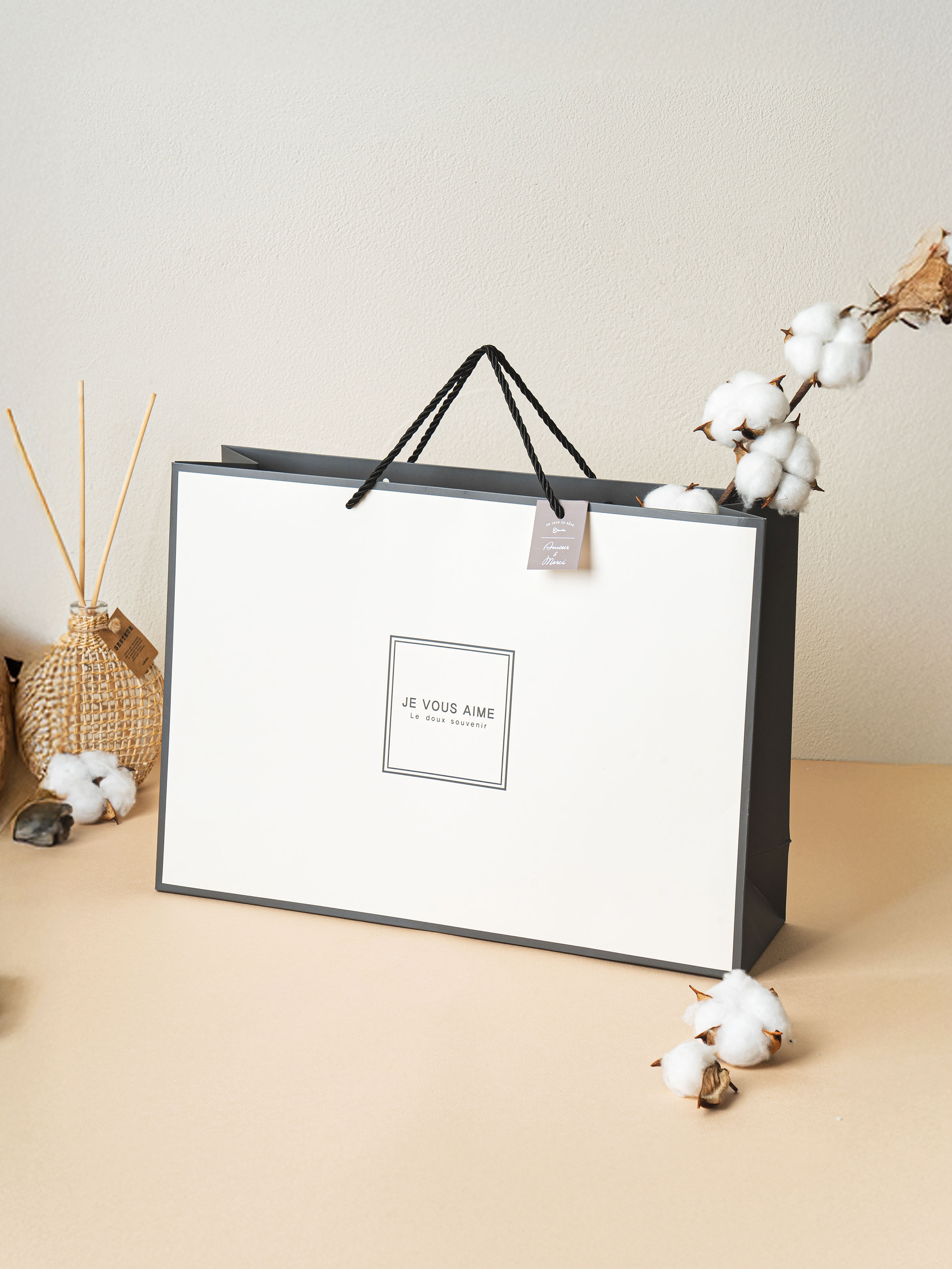 Square lettering horizontal shopping bag ivory
