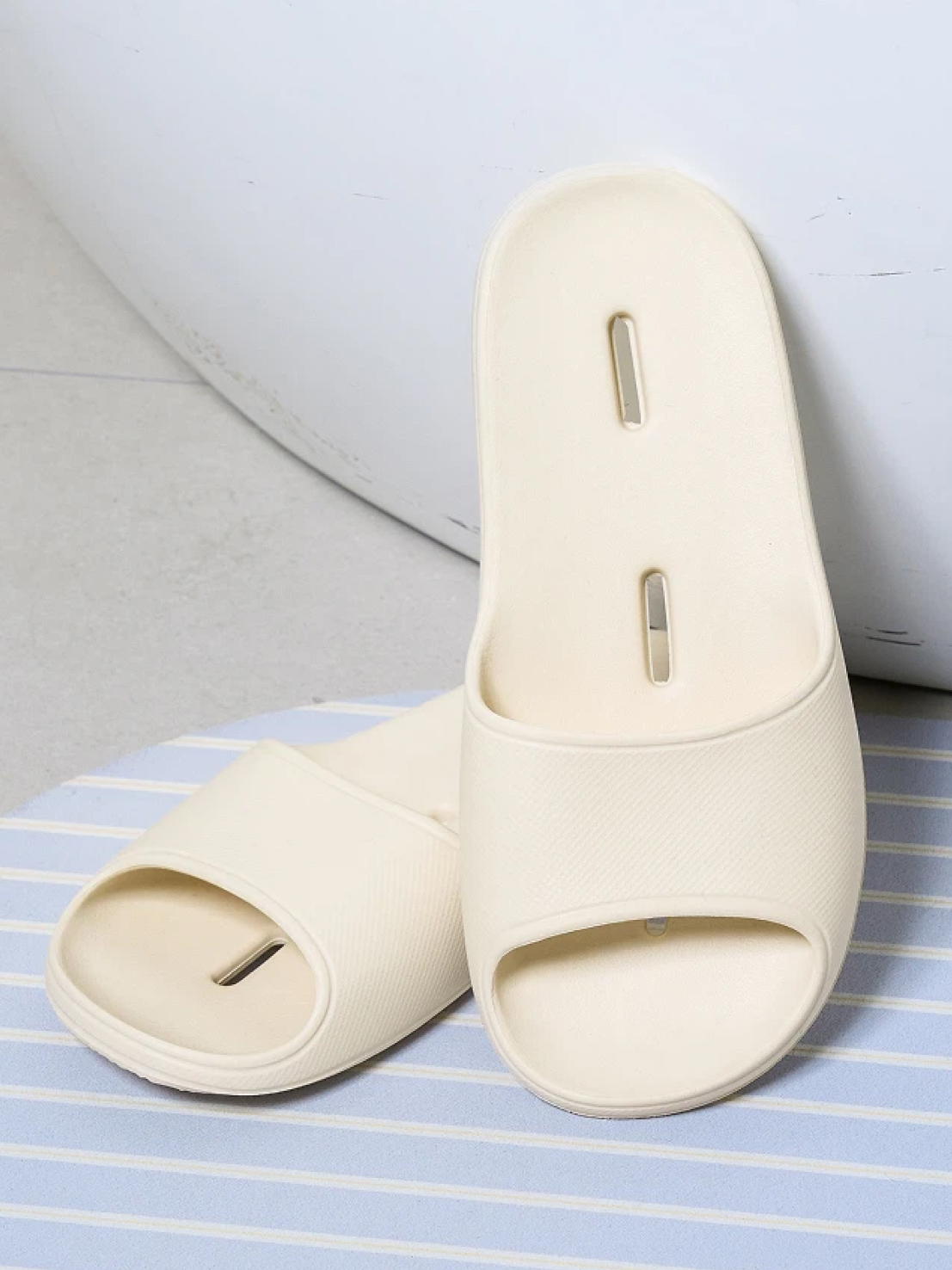 Wide low bathroom shoes 260~280 mm ivory