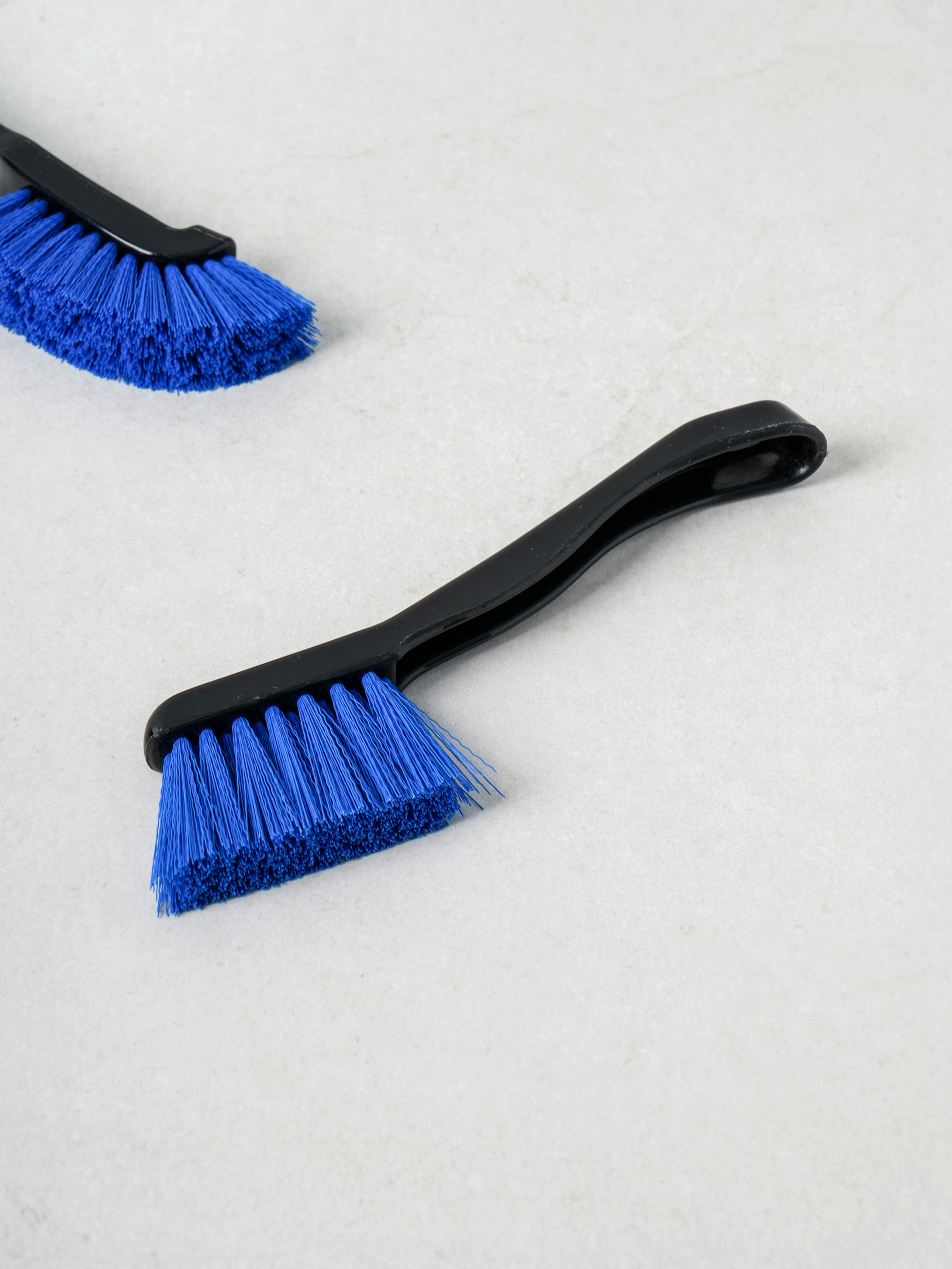 Handle cleaning brush for interior cleaning of vehicles