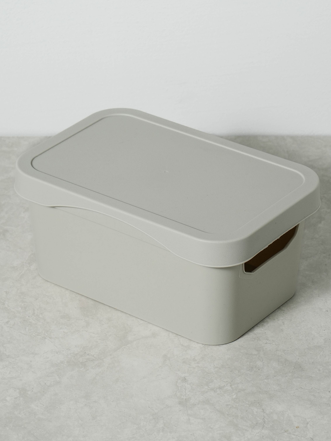 Handle storage box with lid 26