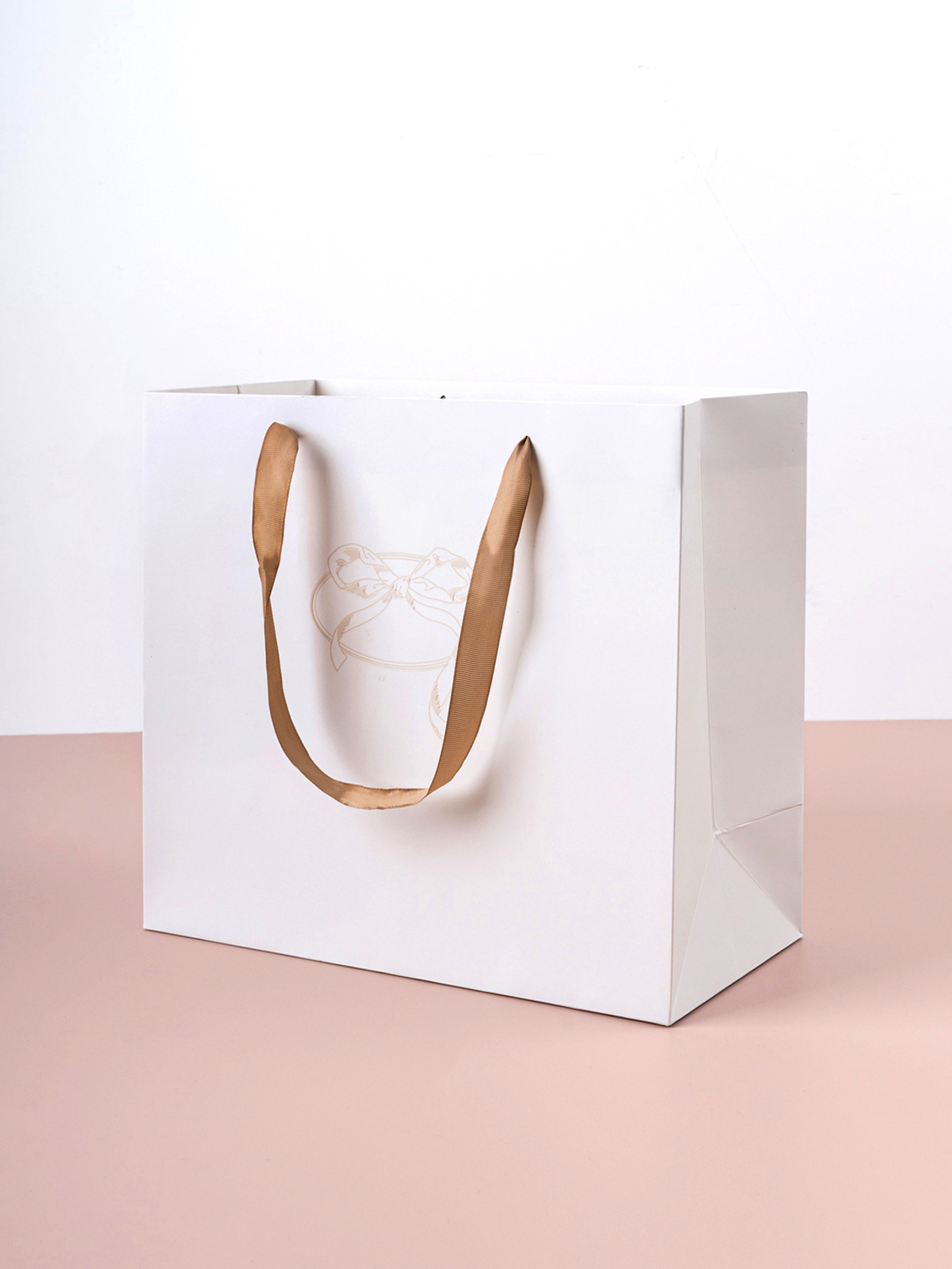 Luxury horizontal shopping bag beige M