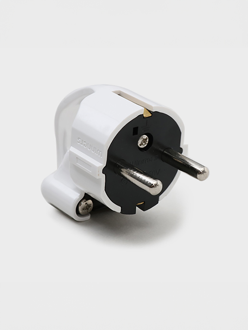 2 grounding plugs