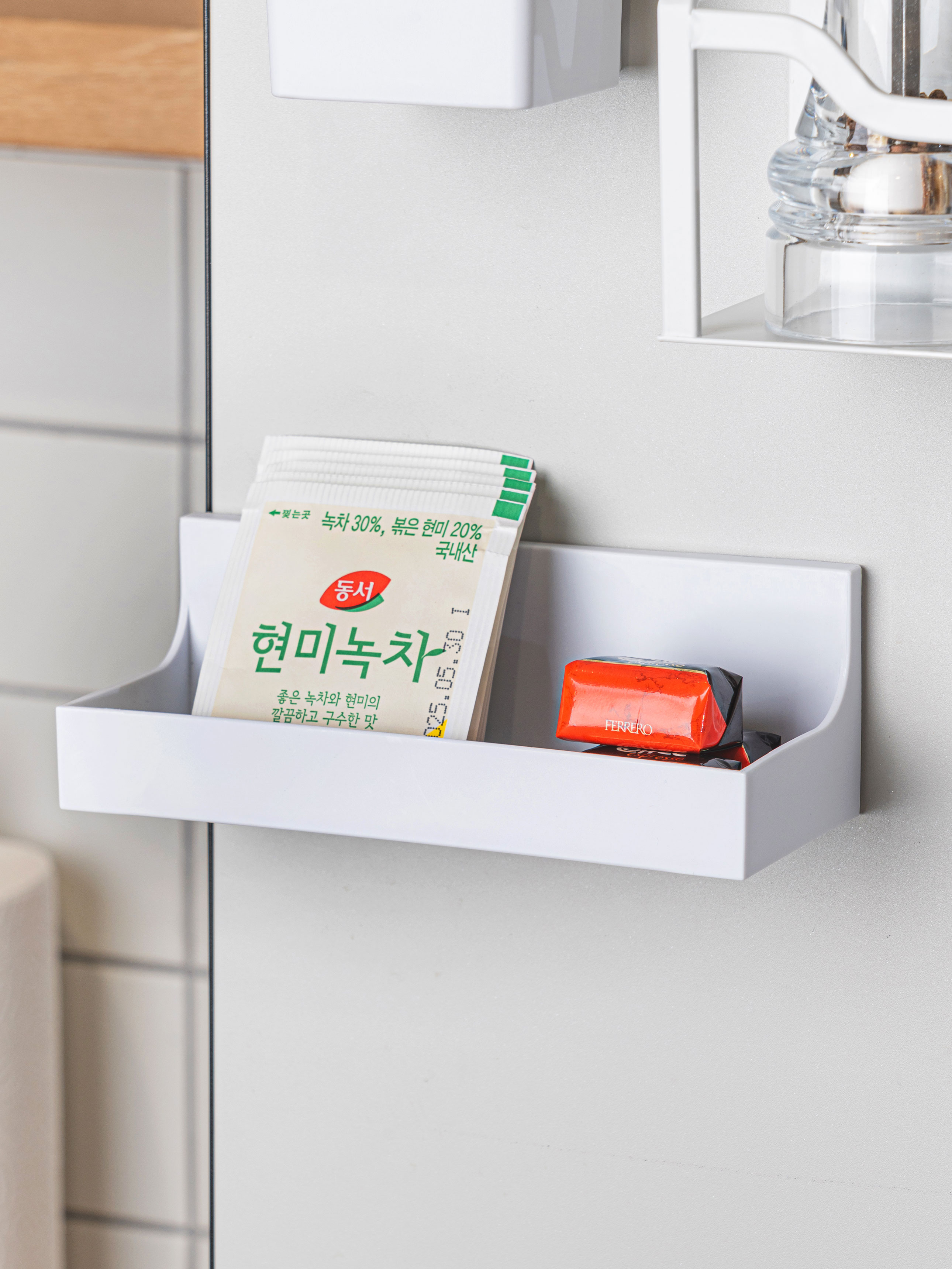 Magnet type multipurpose shelf